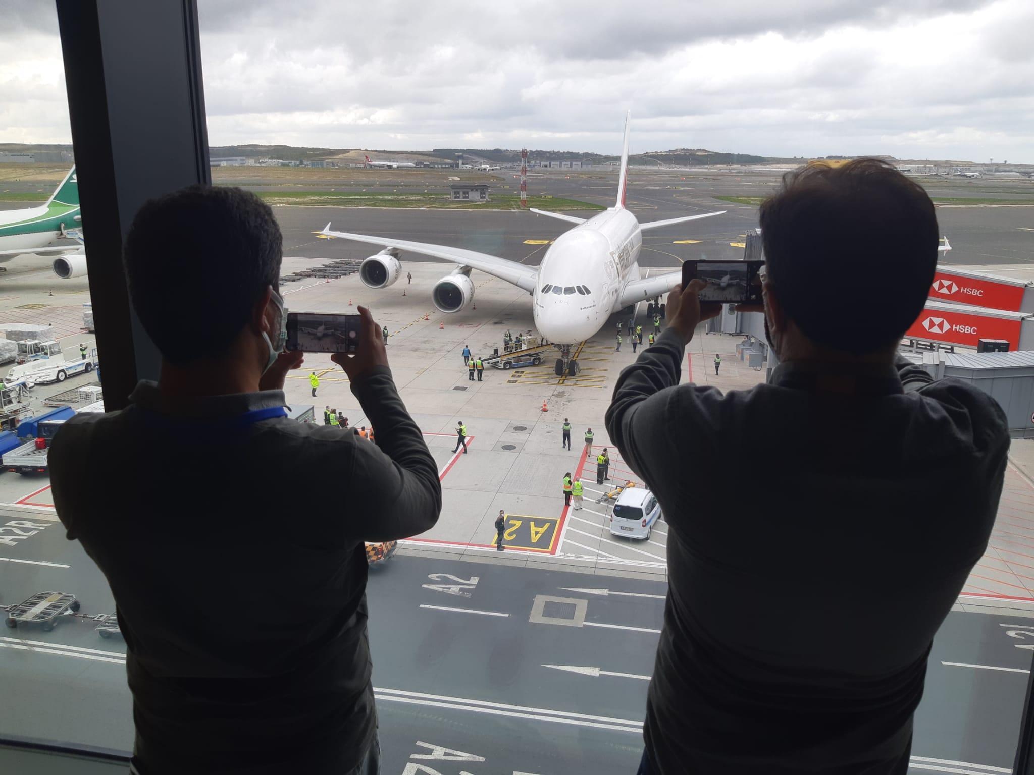 Dünyanın en büyük uçağı İstanbula ilk yolcularını taşıdı