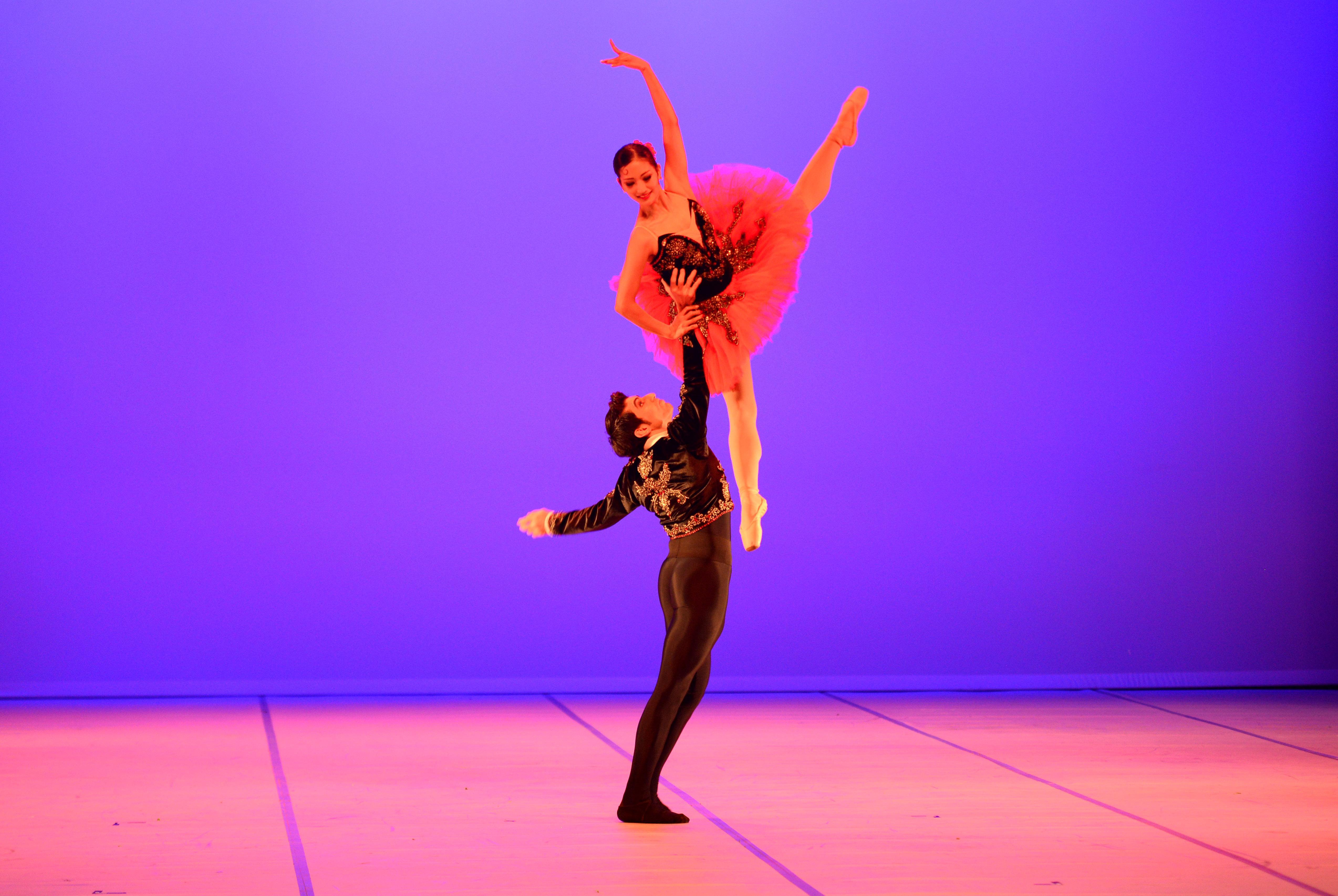 Mersinde 6 operanın bale solistleri birlikte sahne aldı