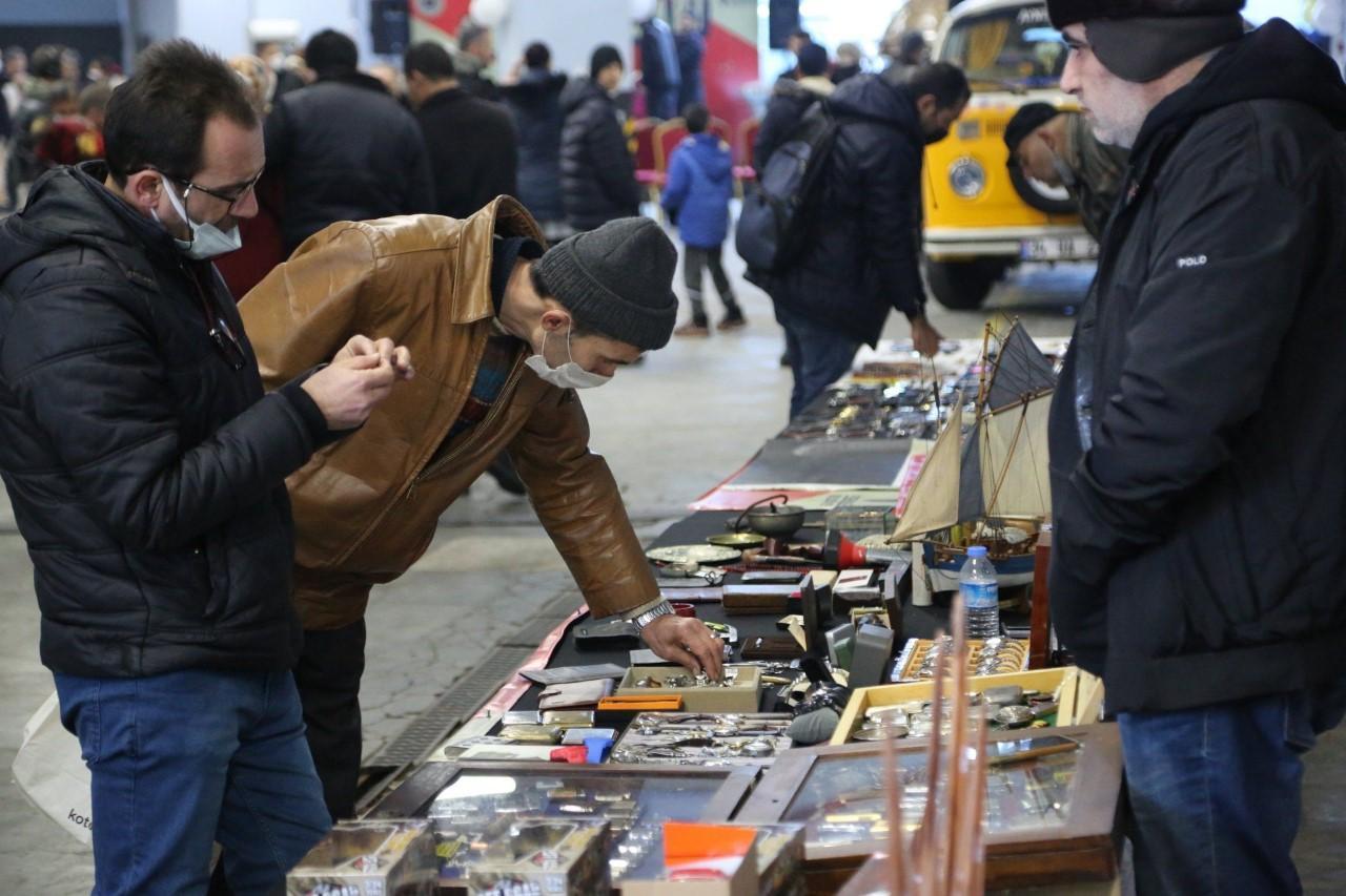 Esenler’de antika pazarı açıldı