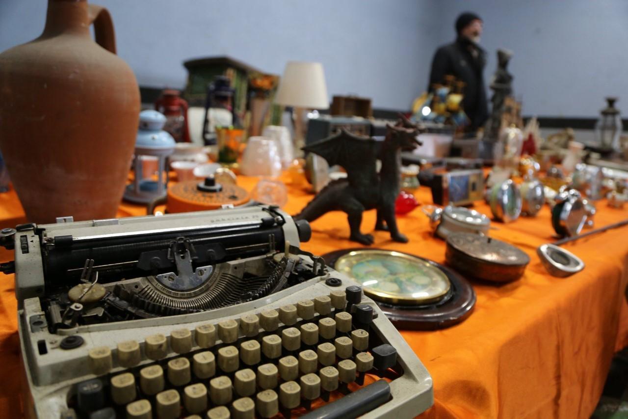 Esenler’de antika pazarı açıldı