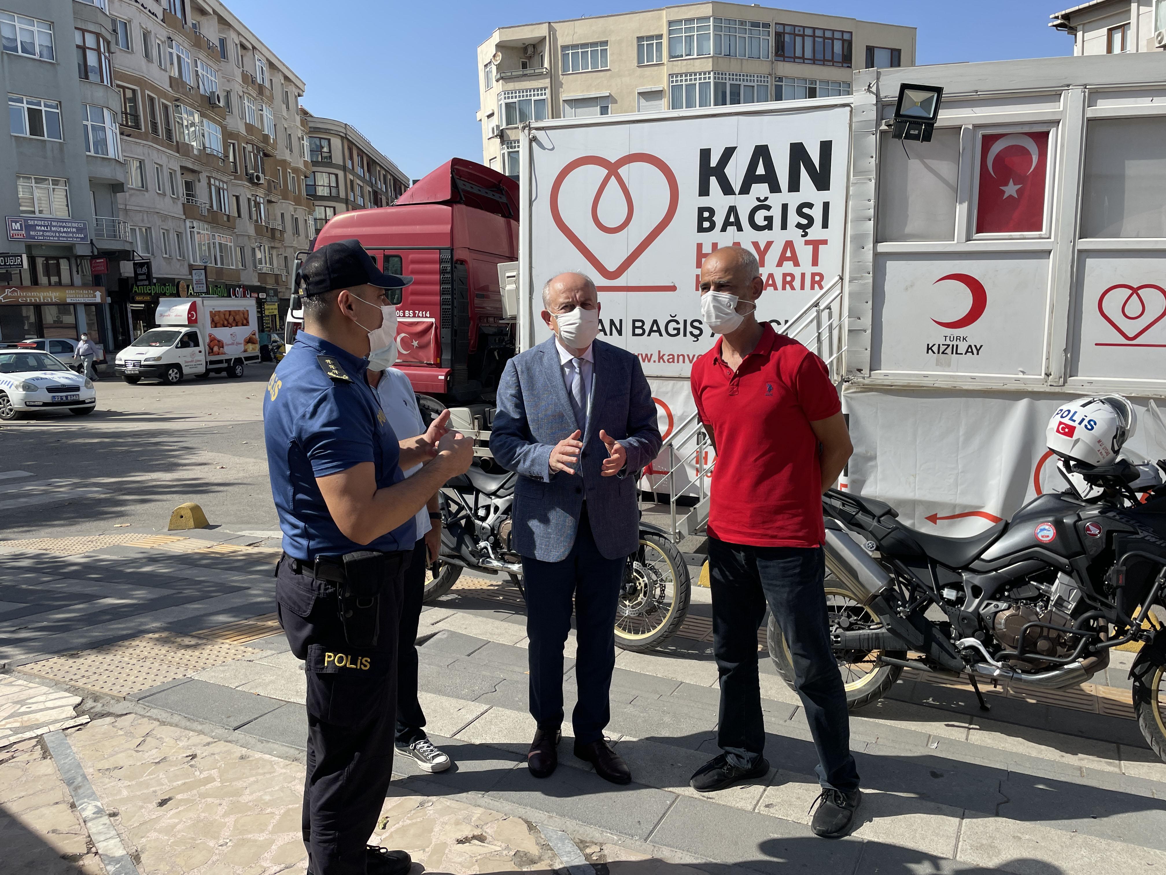 Telsiz anonsunu duyan polislerden kan bağışı