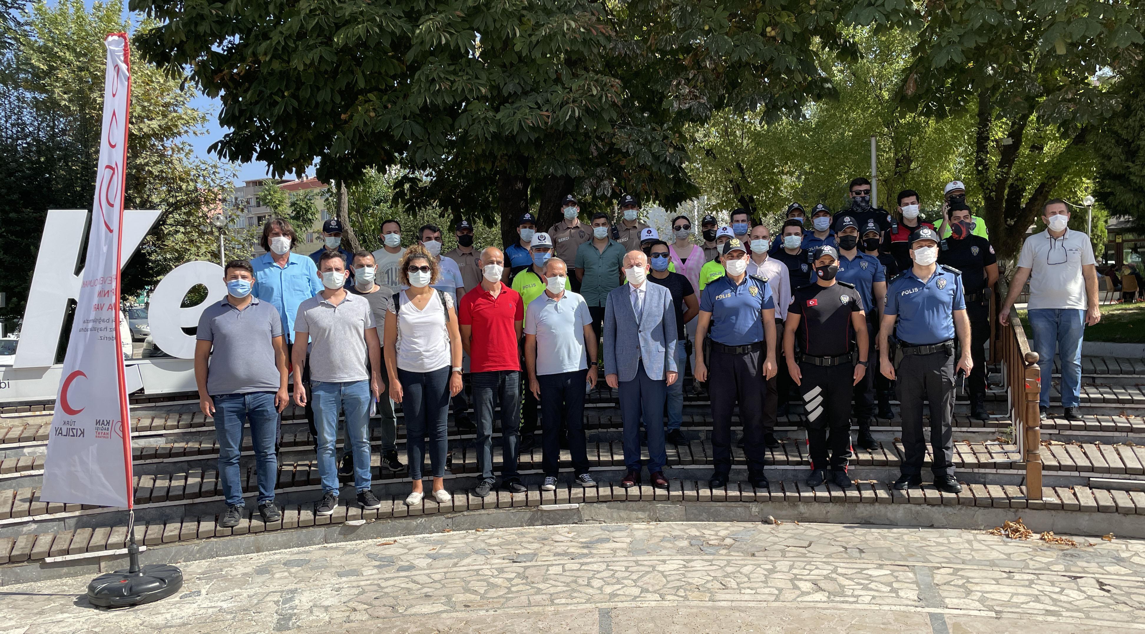 Telsiz anonsunu duyan polislerden kan bağışı