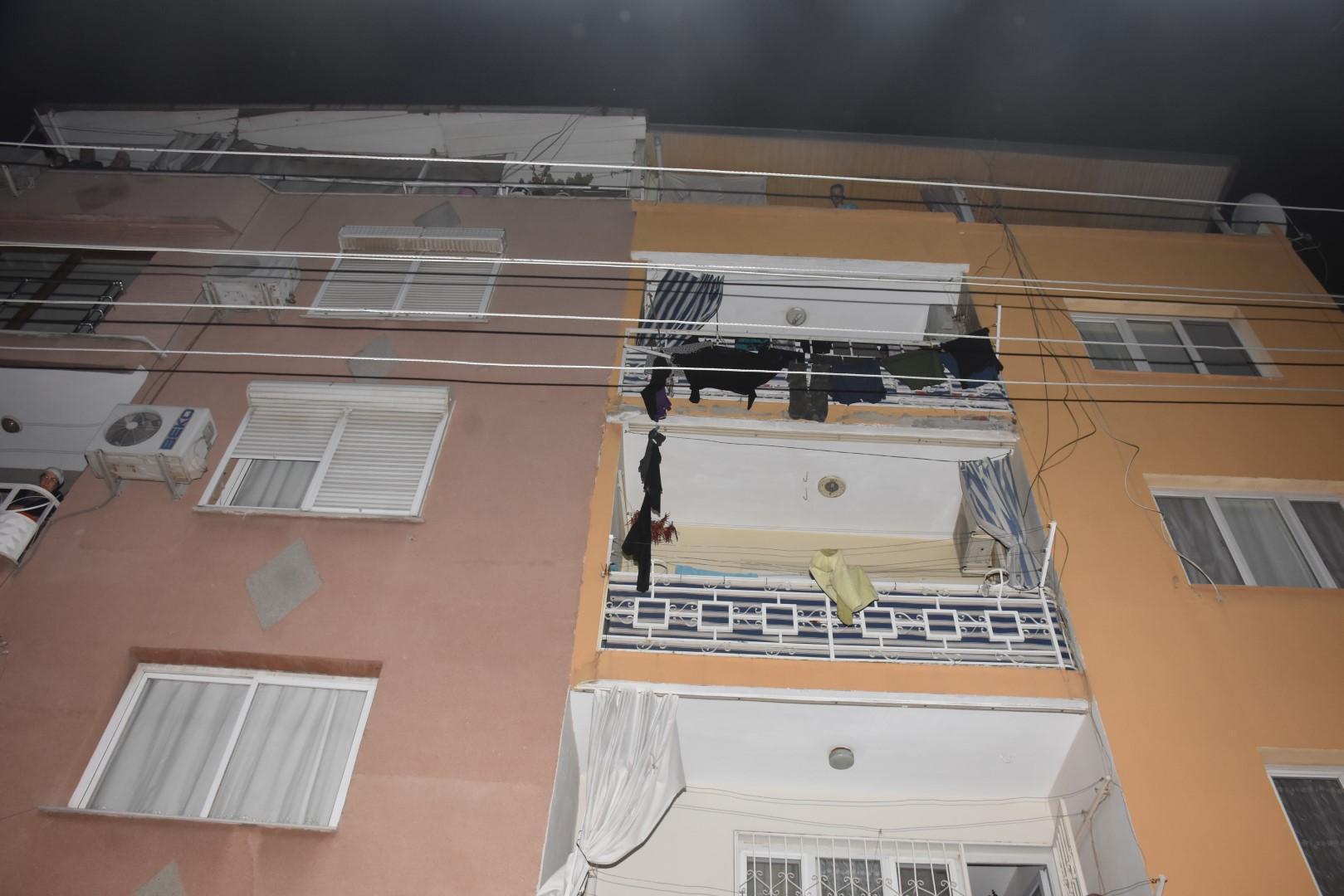 İzmirde ev sahibinin evden çık dediği kiracı, eşyaları sokağa fırlattı