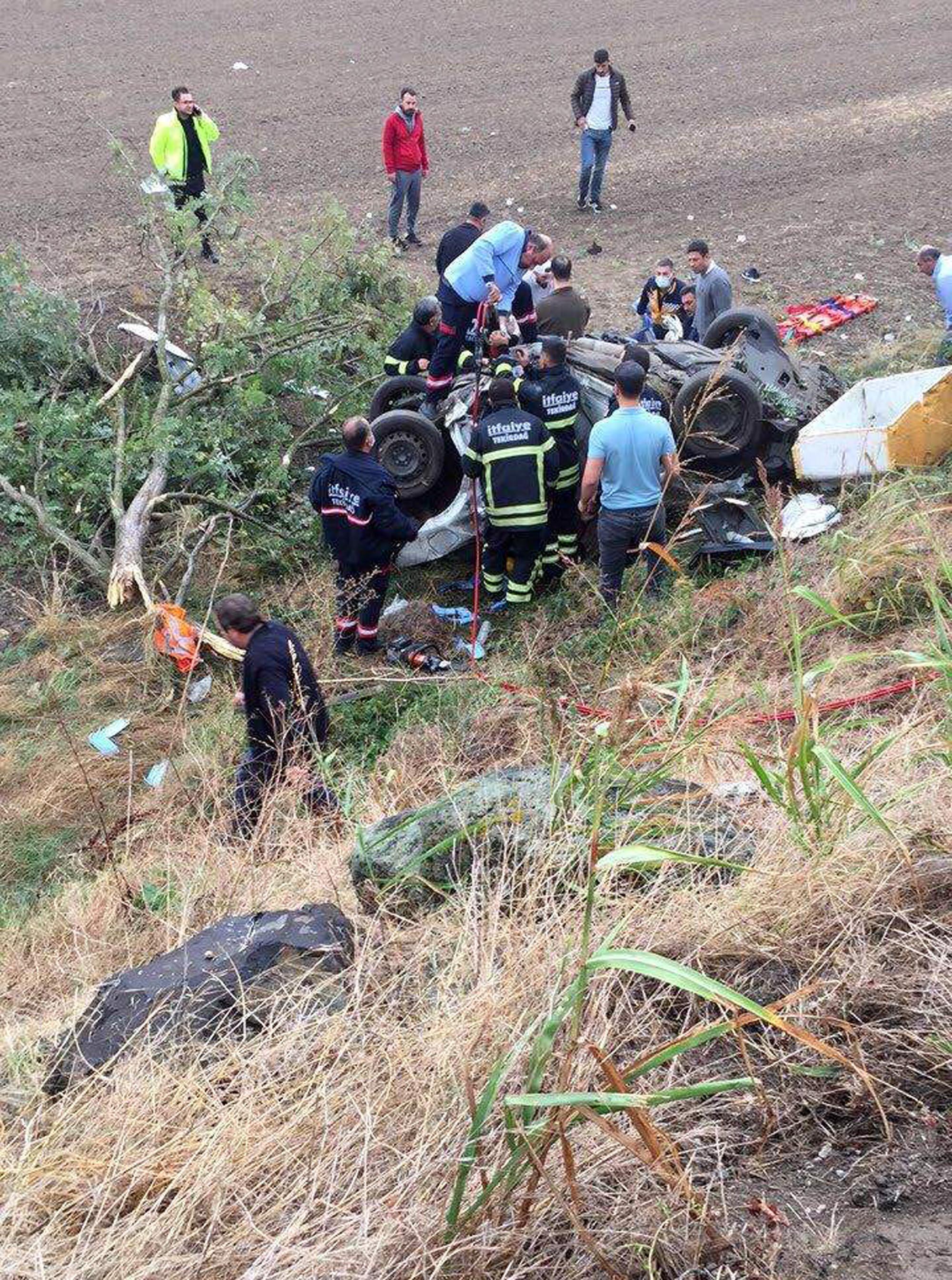 Tekirdağda otomobil, tarlaya yuvarlandı: 3 ölü