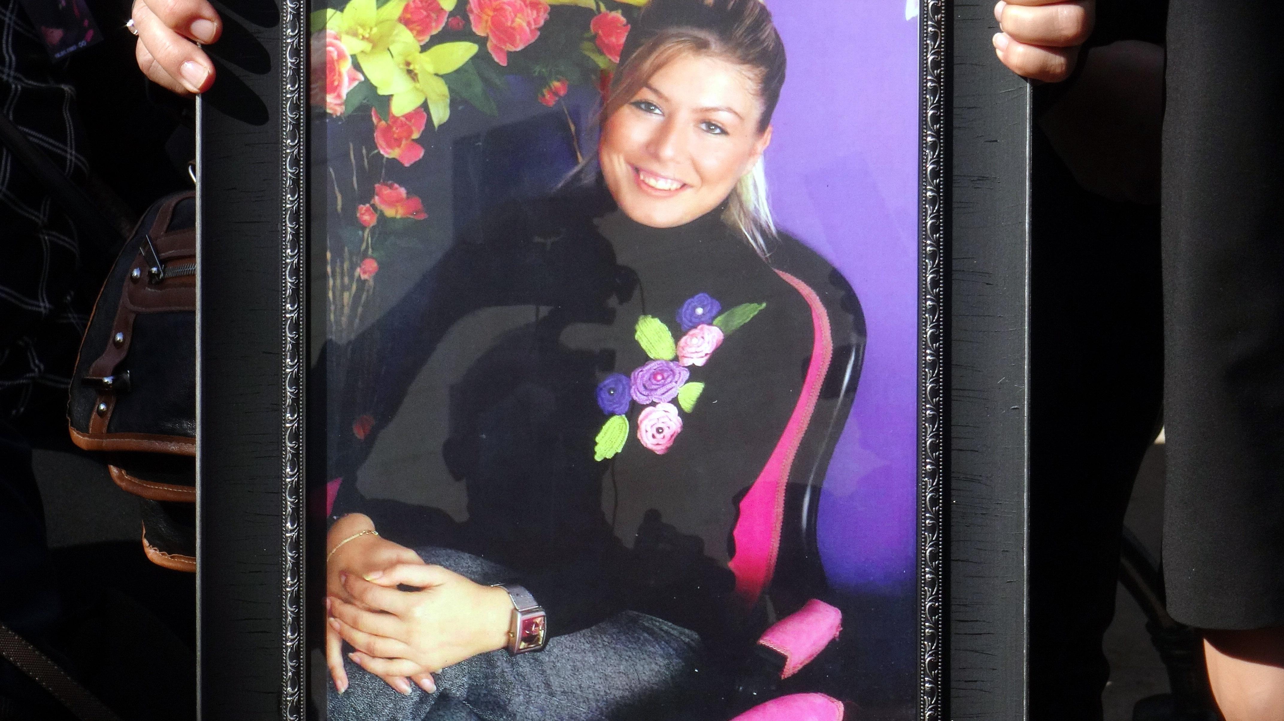 Avcılarda boğazı kesilerek öldürülen kadının tabutunu kadınlar taşıdı