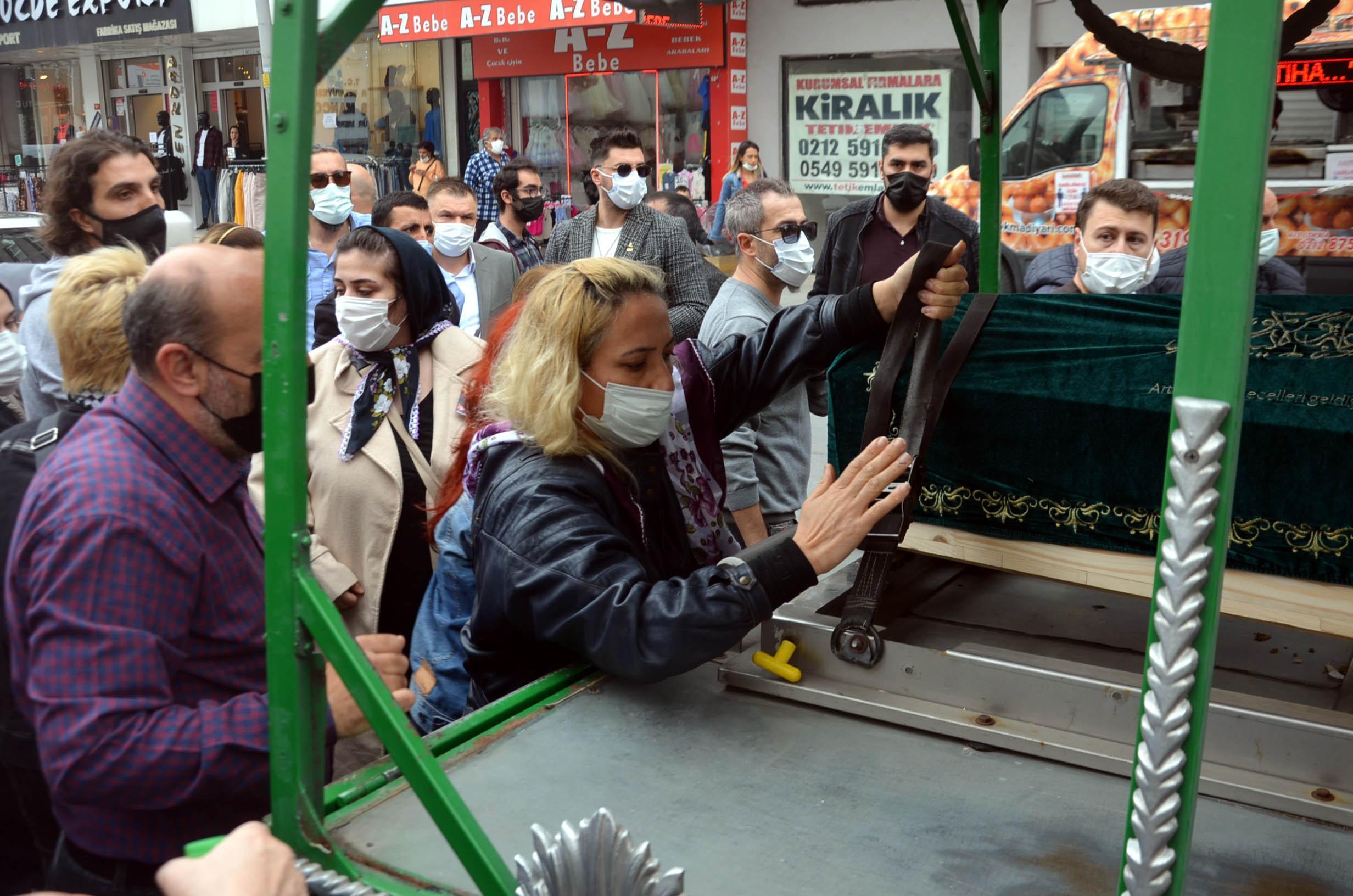 Avcılarda boğazı kesilerek öldürülen kadının tabutunu kadınlar taşıdı