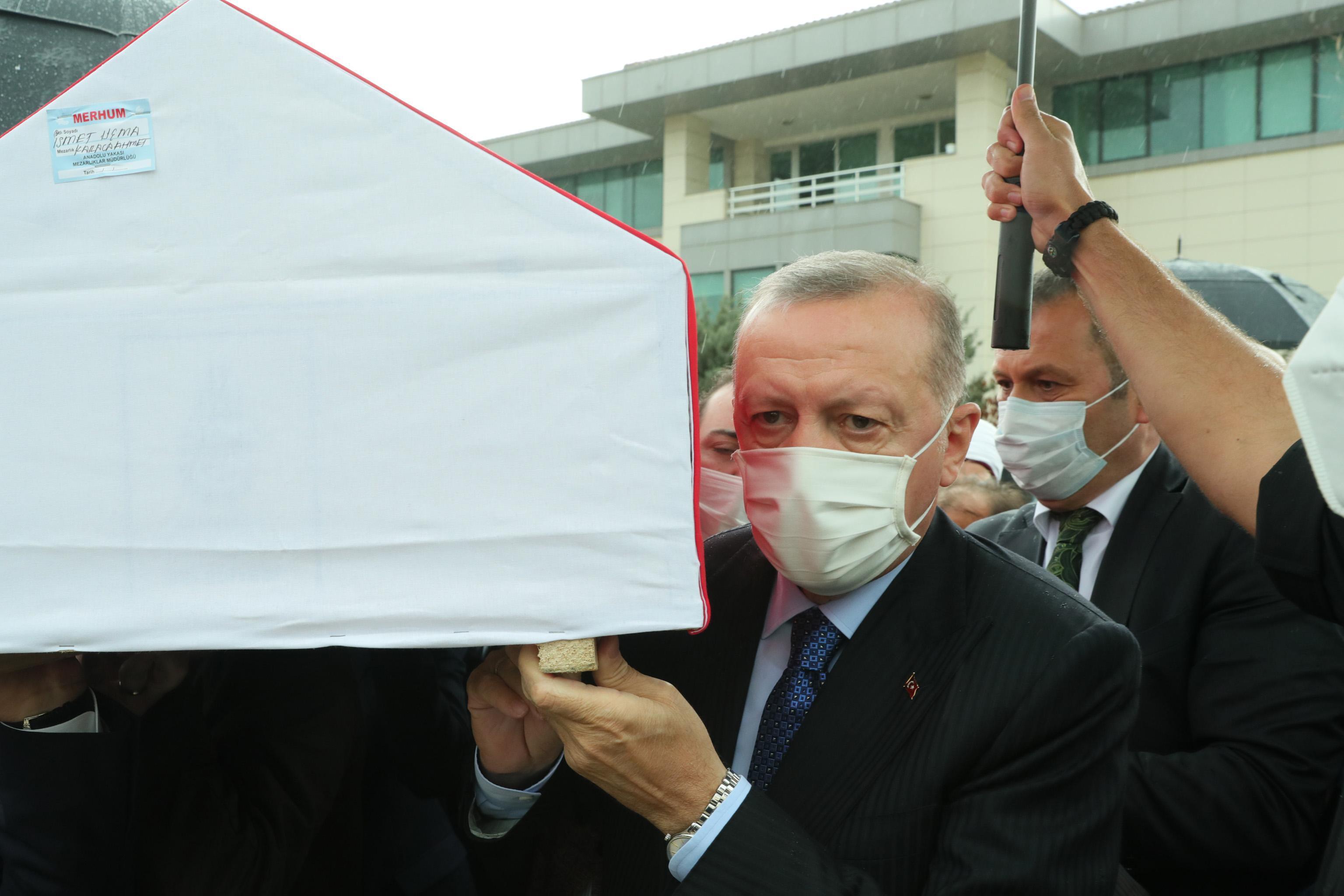 Cumhurbaşkanı Erdoğan, İsmet Uçmanın cenazesine katıldı