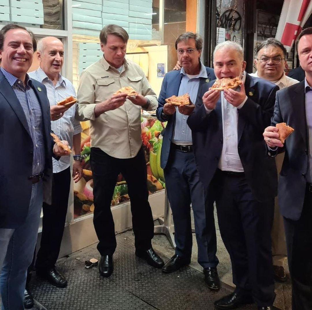 Brezilya Devlet Başkanı Bolsonaro, aşı olmadığı için sokakta pizza yedi