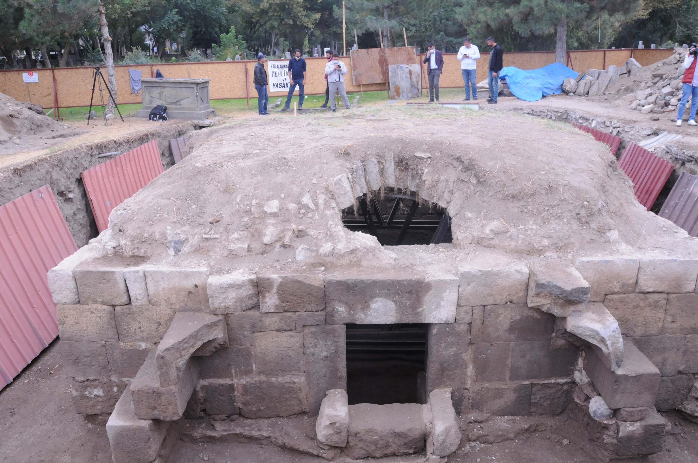 8 asırlık mezarlıkta yapılan kazı tamamlandı; eyvan tipi kümbet çıktı