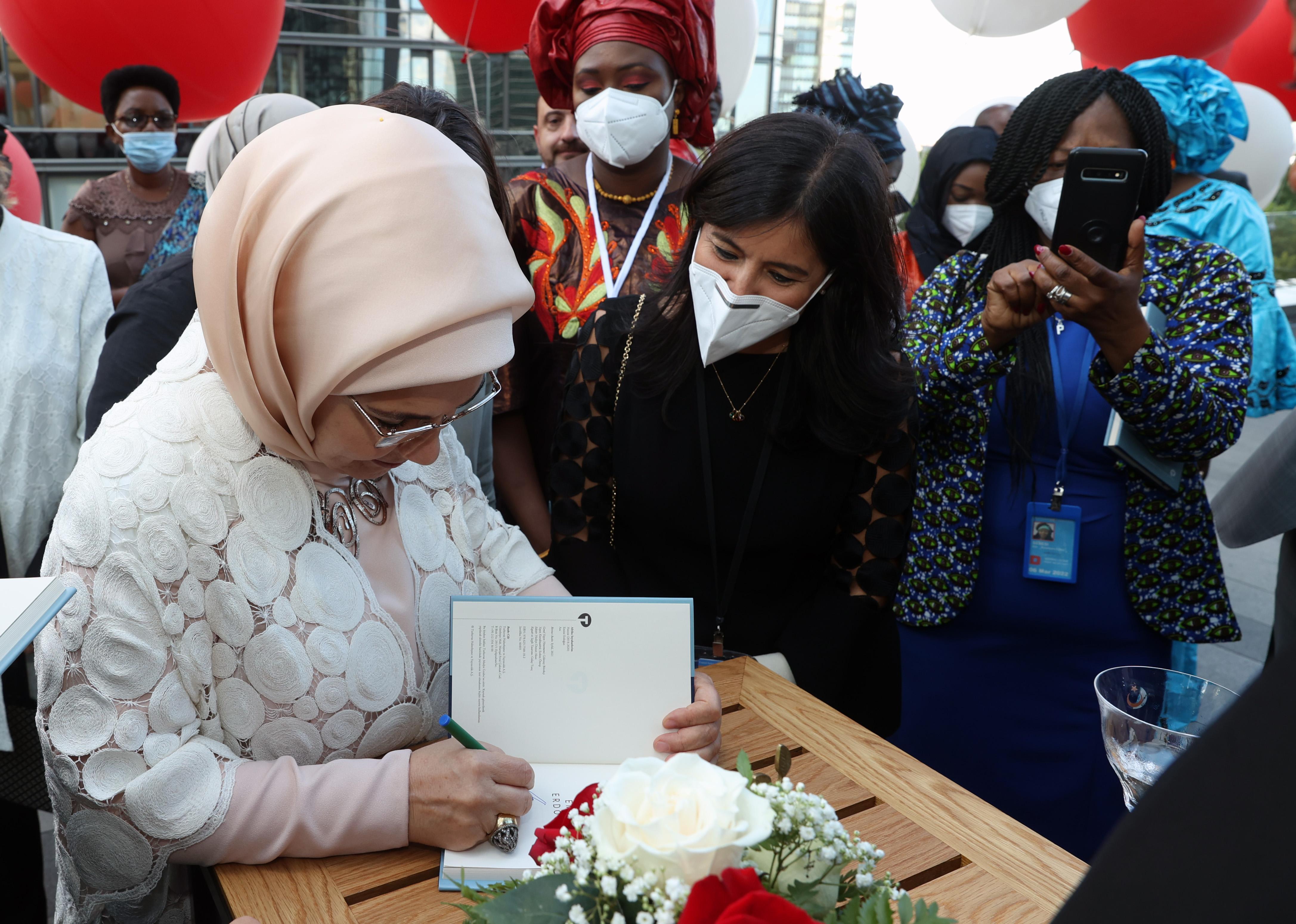 Emine Erdoğan, ‘Afrika Seyahatlerim’ adlı ilk kitabının tanıtımını New York’ta yaptı