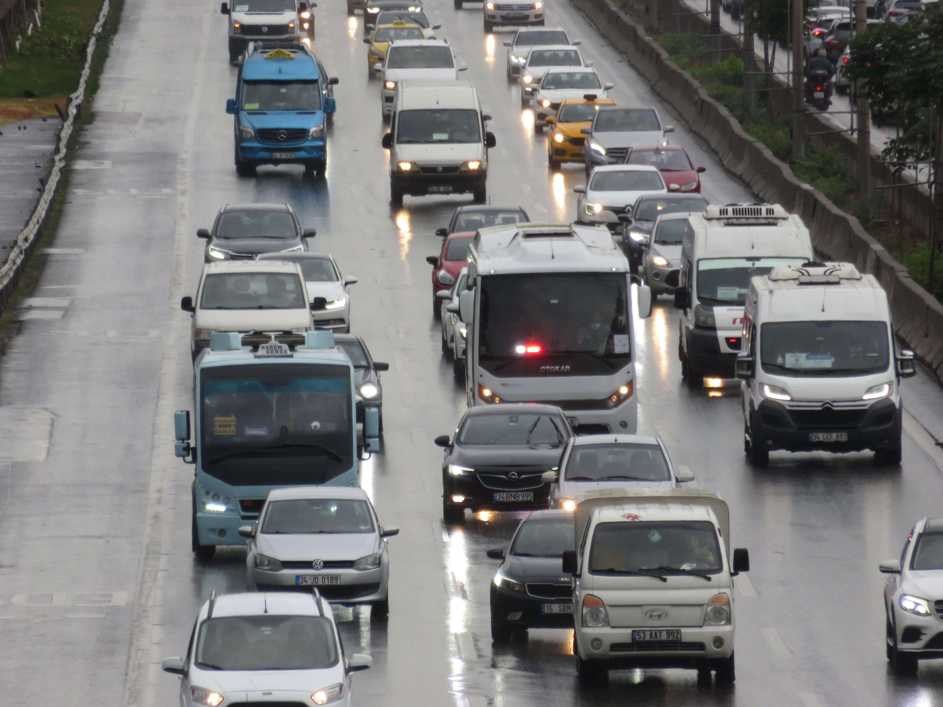 İstanbulda sürücülerin yeni kabusu: Çakarlı minibüsler