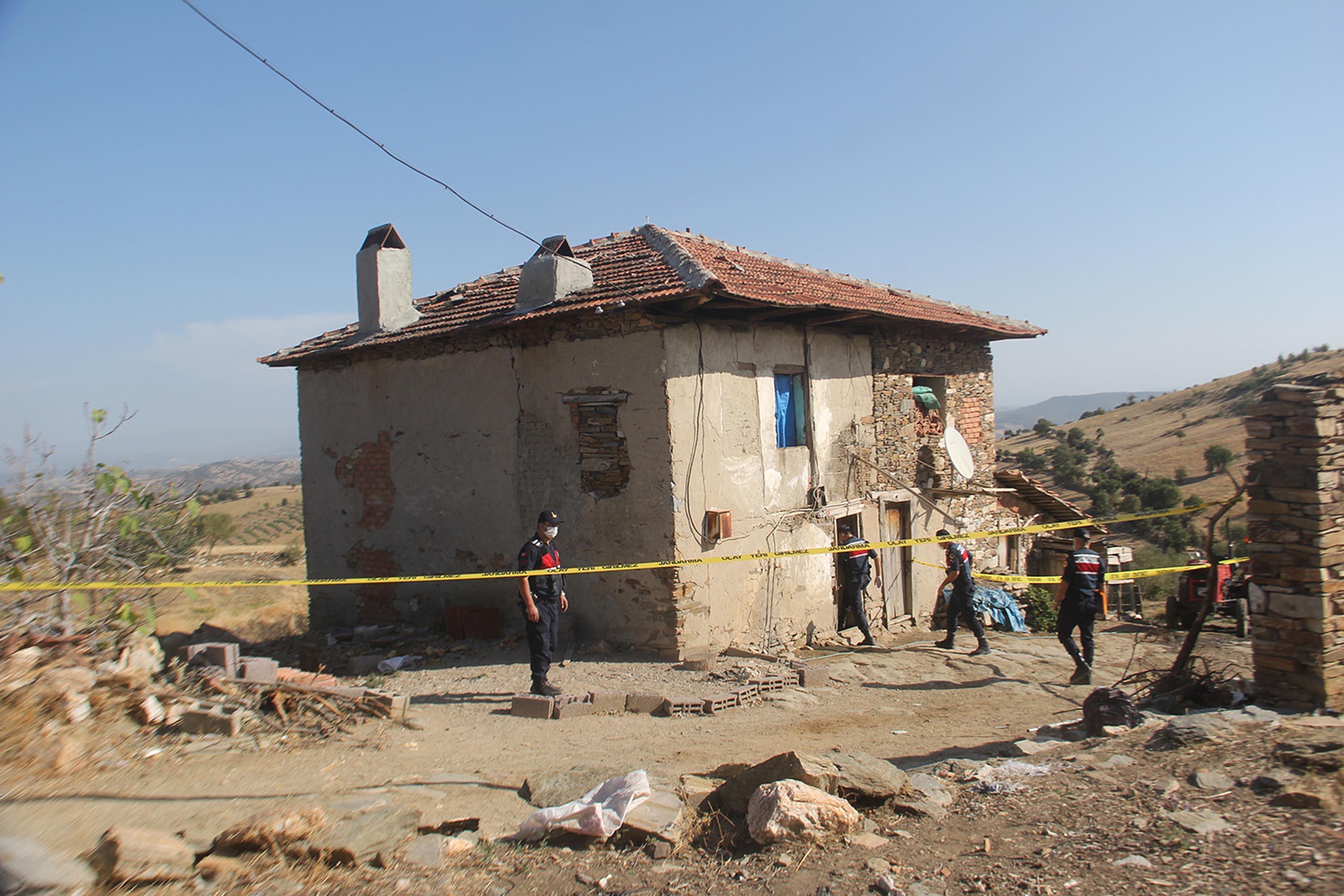 Babasını boğazını keserek öldürdü, ablasının evinde yakalandı