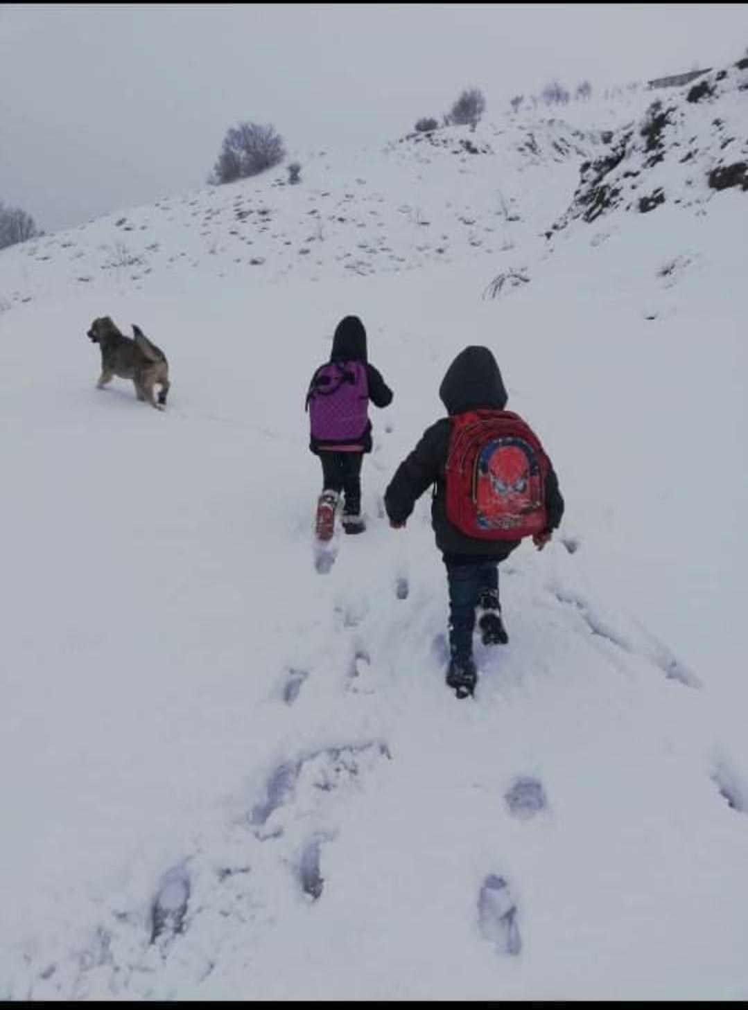 Kar yolu kapatınca, çocukları at sırtında okula götürdü