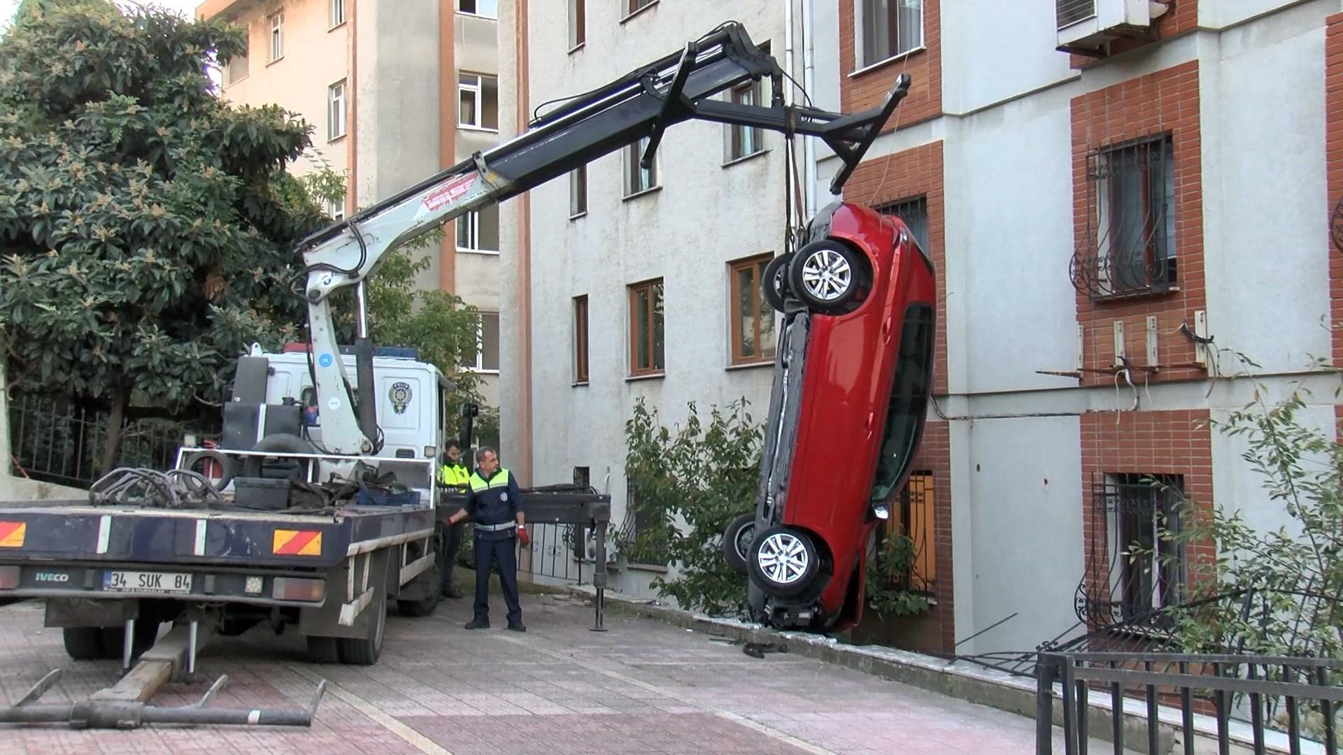 Beşiktaşta sürücüsünün fren yerine gaza bastığı otomobil bahçeye düştü