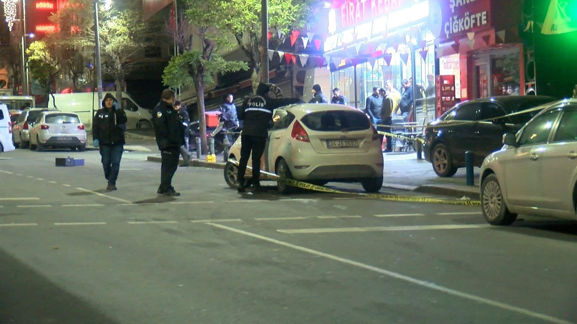 Küçükçekmecede iki grup arasında silahlı çatışma çıktı; o anlar kamerada