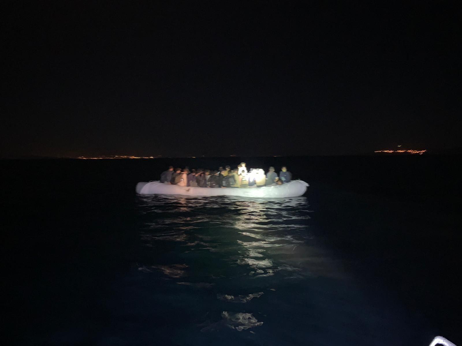 Van Gölünde şişme botta 60 kaçak göçmen yakalandı