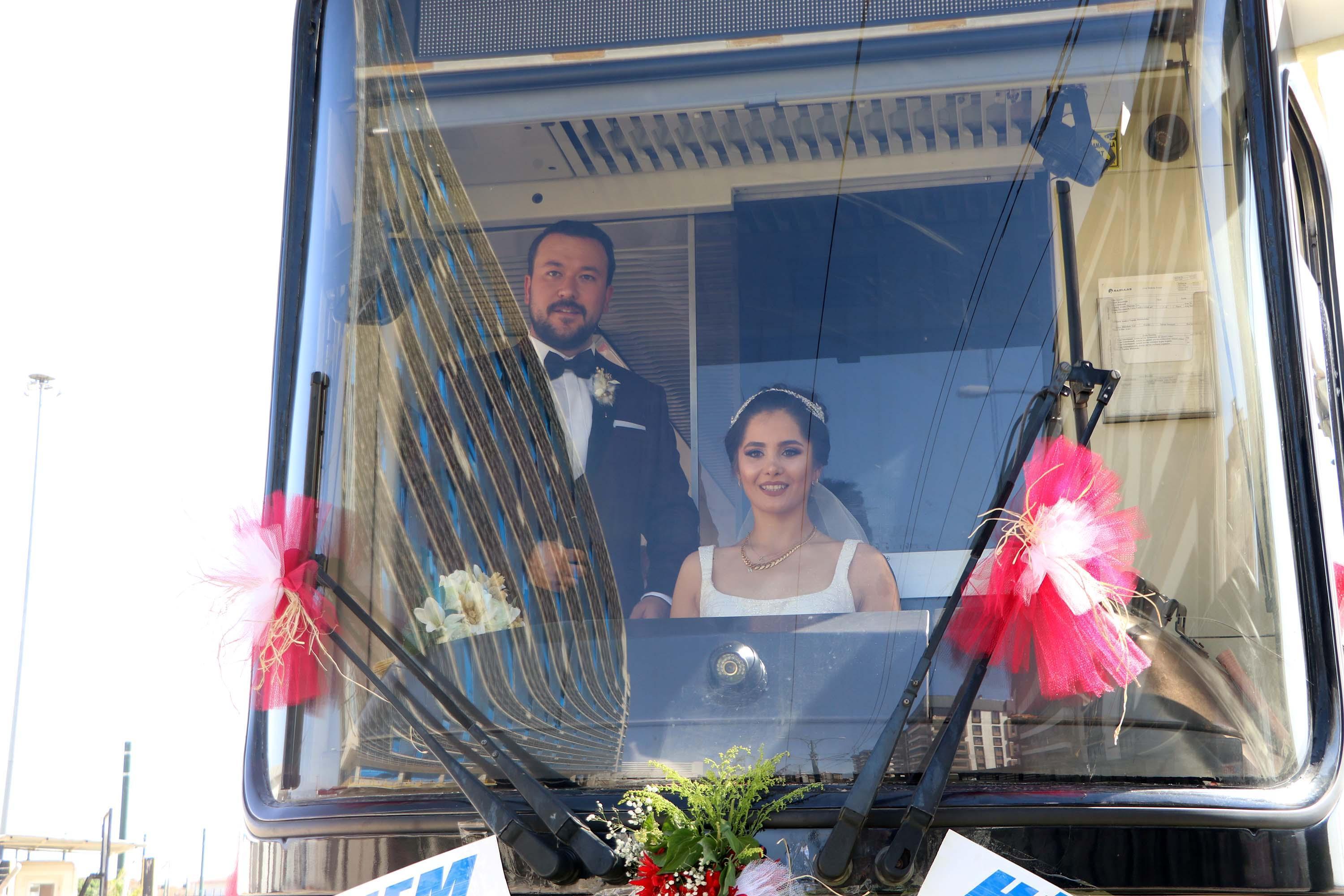 Vatman çift, düğün öncesi süsledikleri tramvayla şehir turu attı