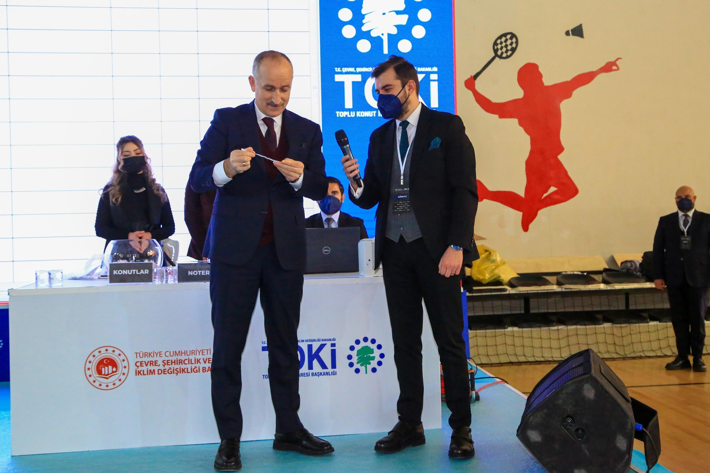 Uşakta TOKİ konutları için kura çekildi