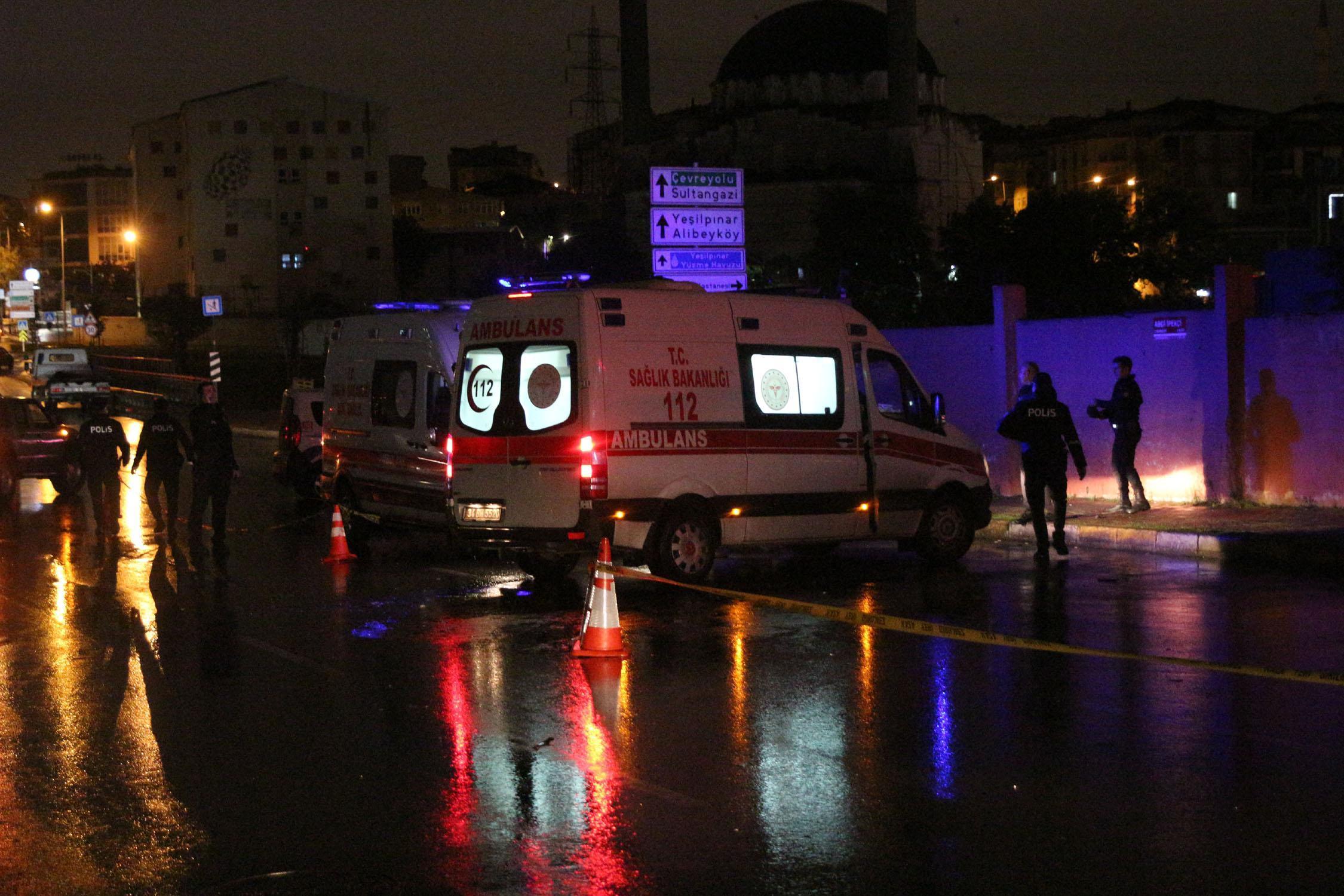 Gaziosmanpaşada yolun karşısına geçerken otomobil çarpan 3 kişi hayatını kaybetti