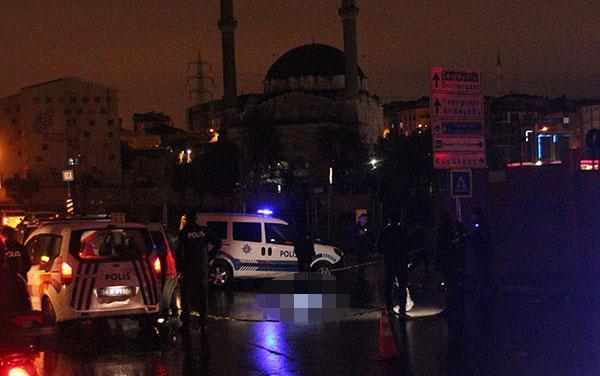 Gaziosmanpaşada yolun karşısına geçerken otomobil çarpan 3 kişi hayatını kaybetti