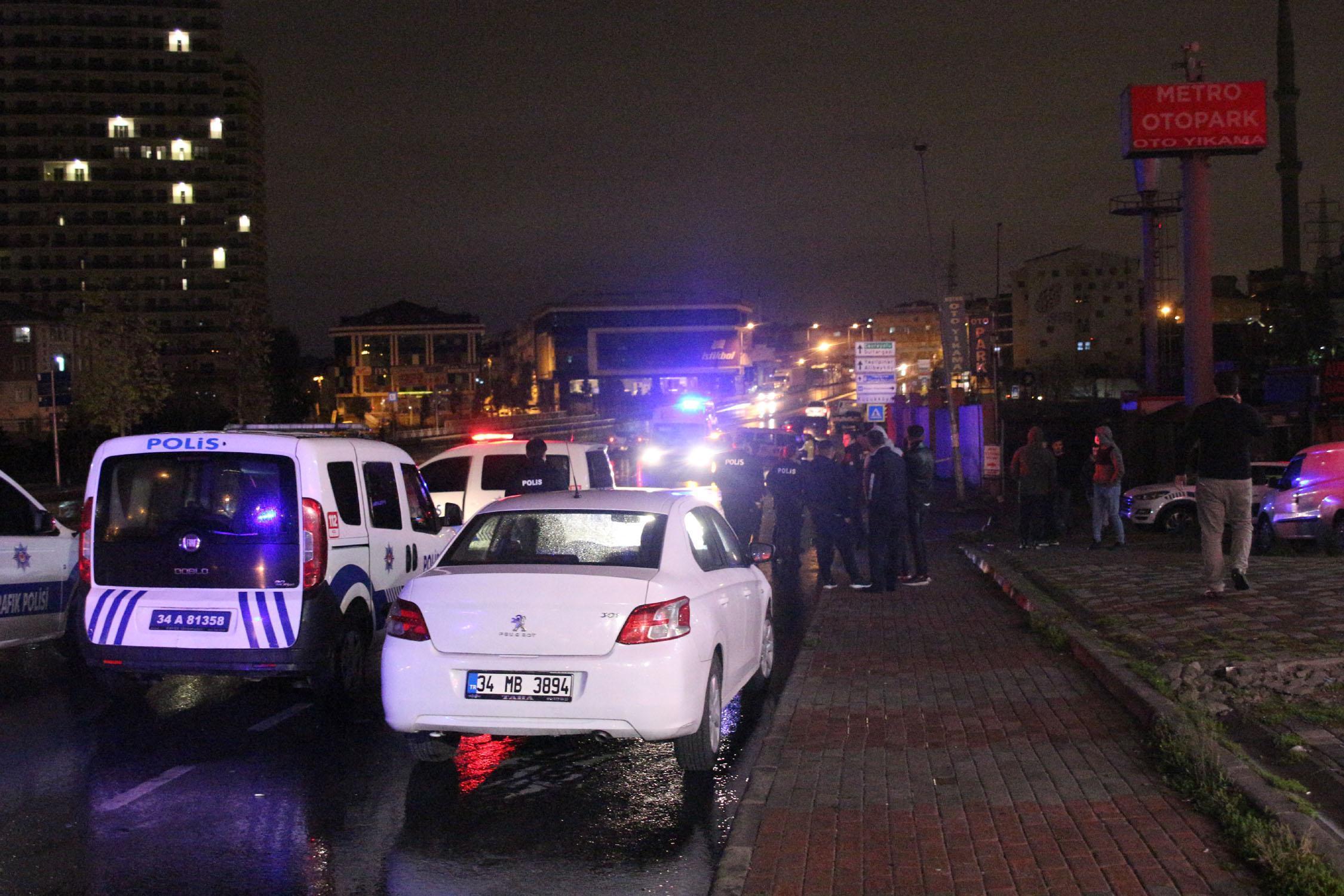 Gaziosmanpaşada yolun karşısına geçerken otomobil çarpan 3 kişi hayatını kaybetti