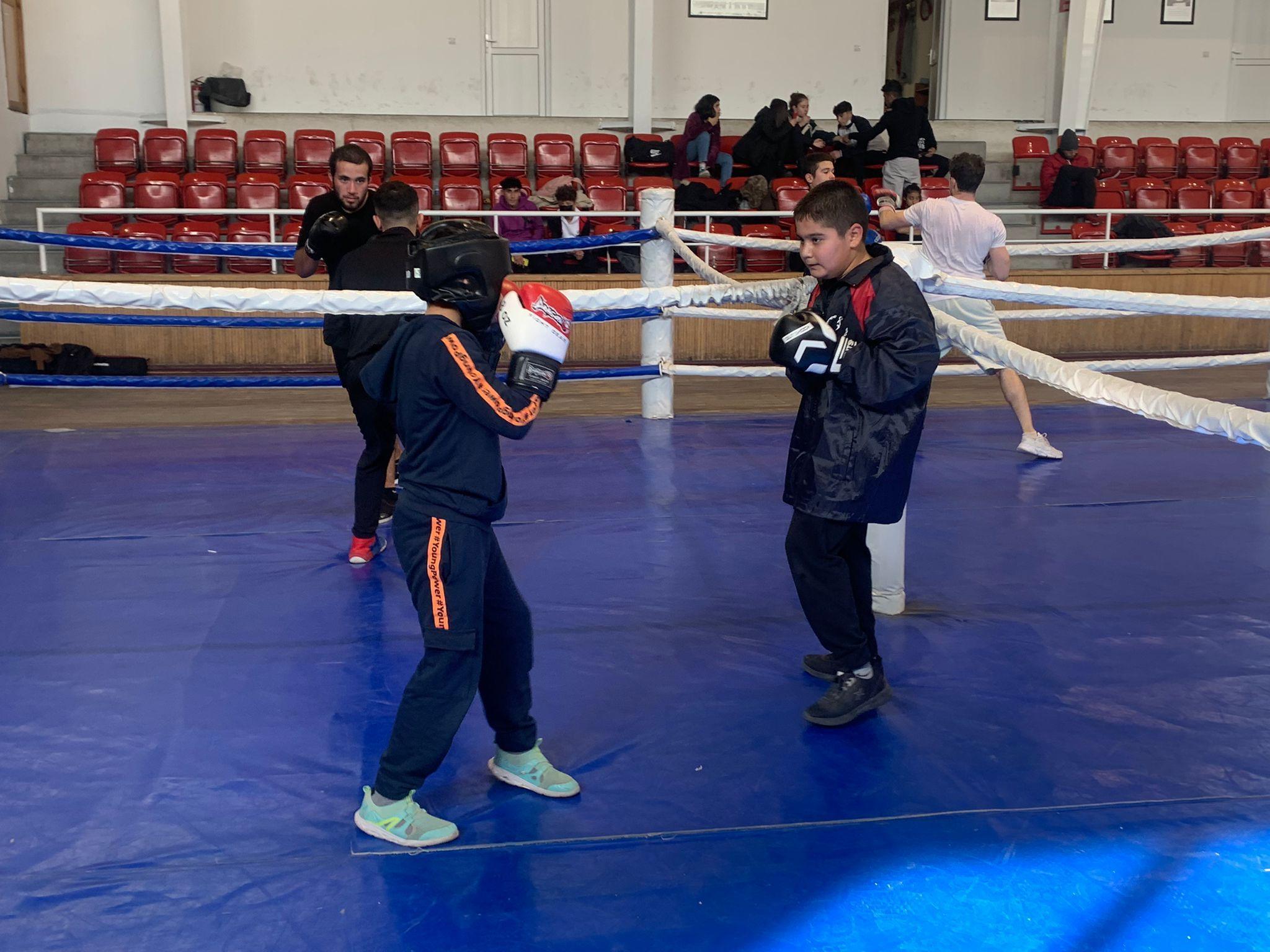 Doktorlar yürüyemez dedi, O boksla yürümeye başladı