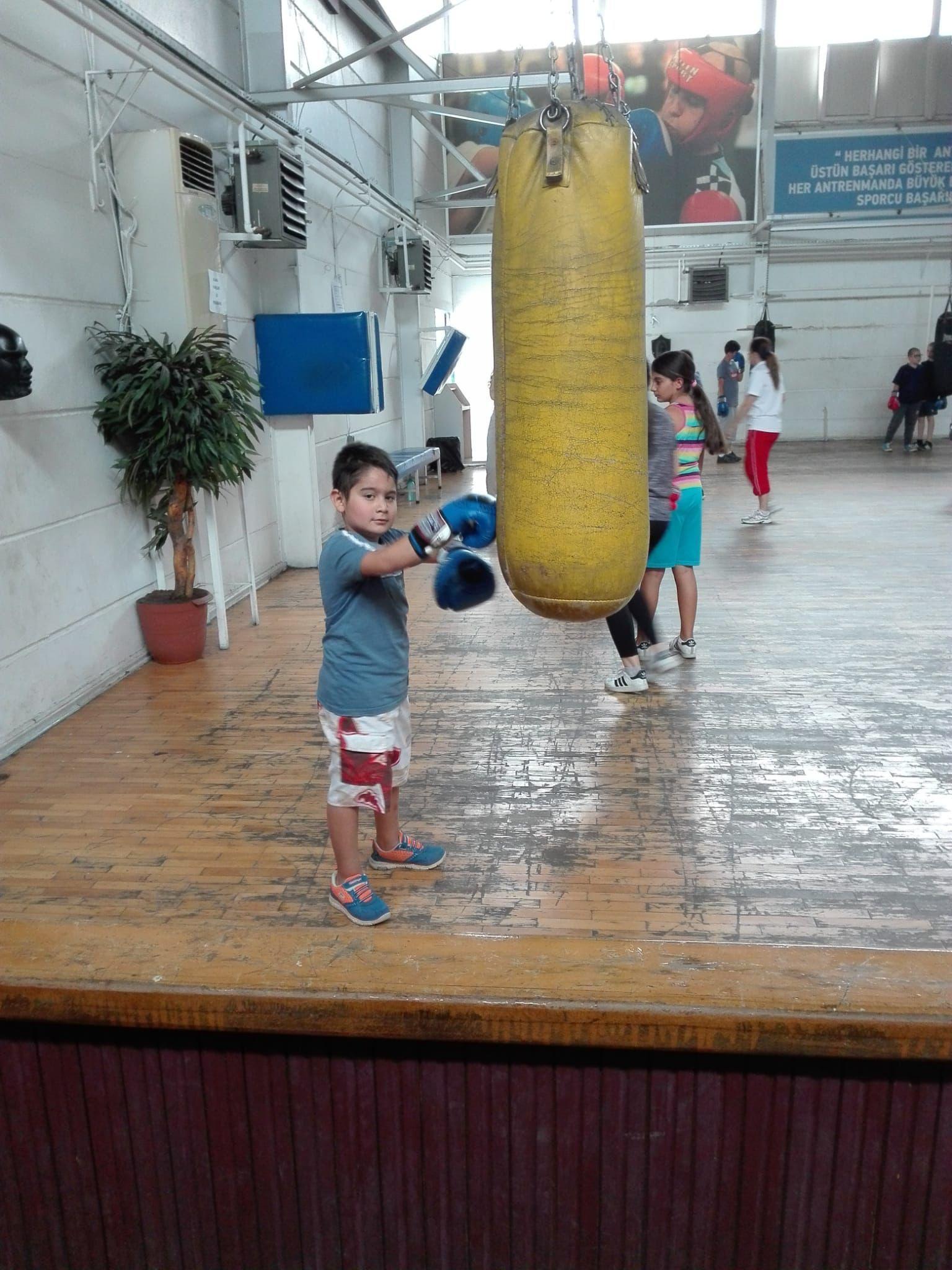 Doktorlar yürüyemez dedi, O boksla yürümeye başladı