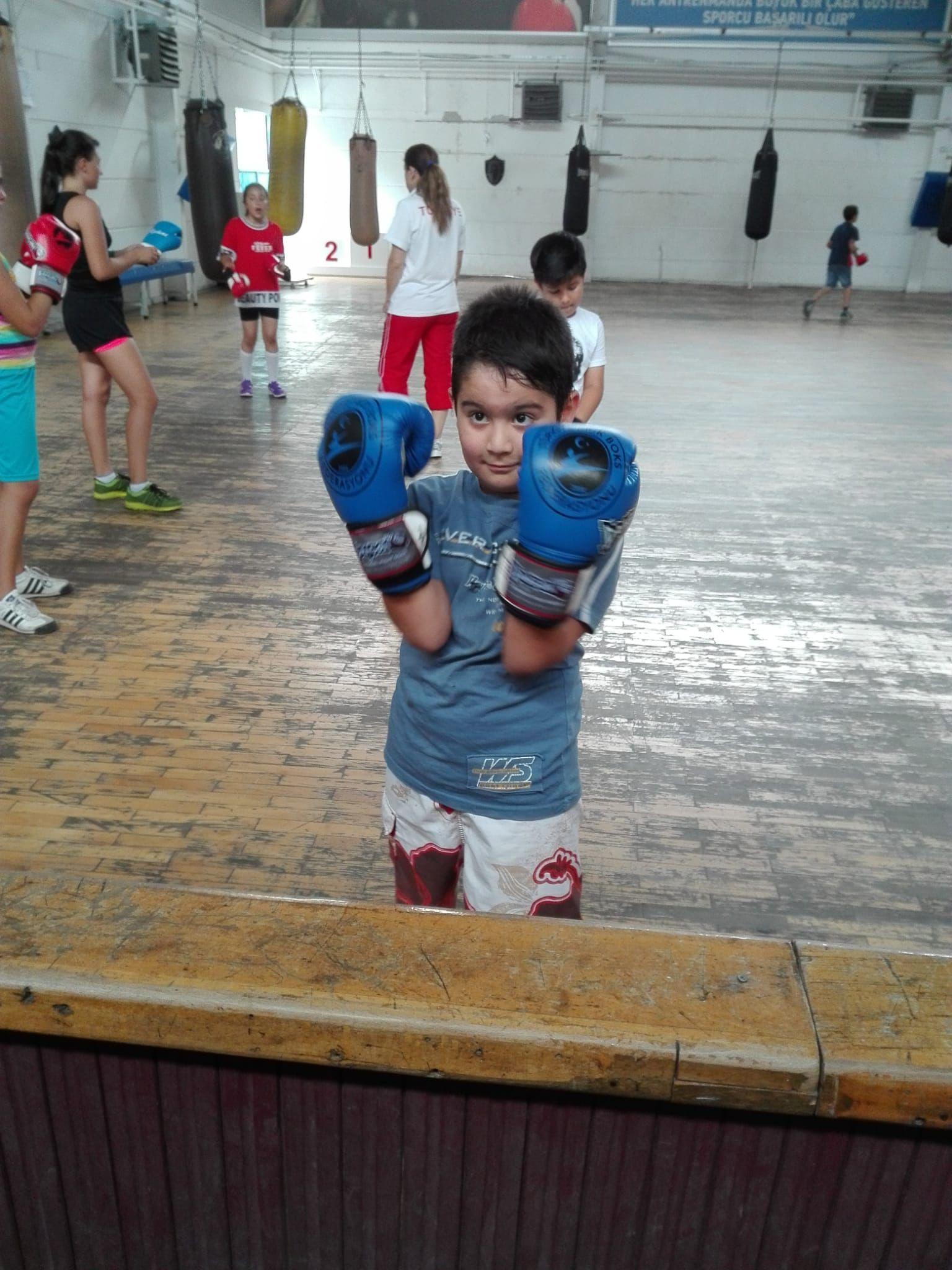 Doktorlar yürüyemez dedi, O boksla yürümeye başladı