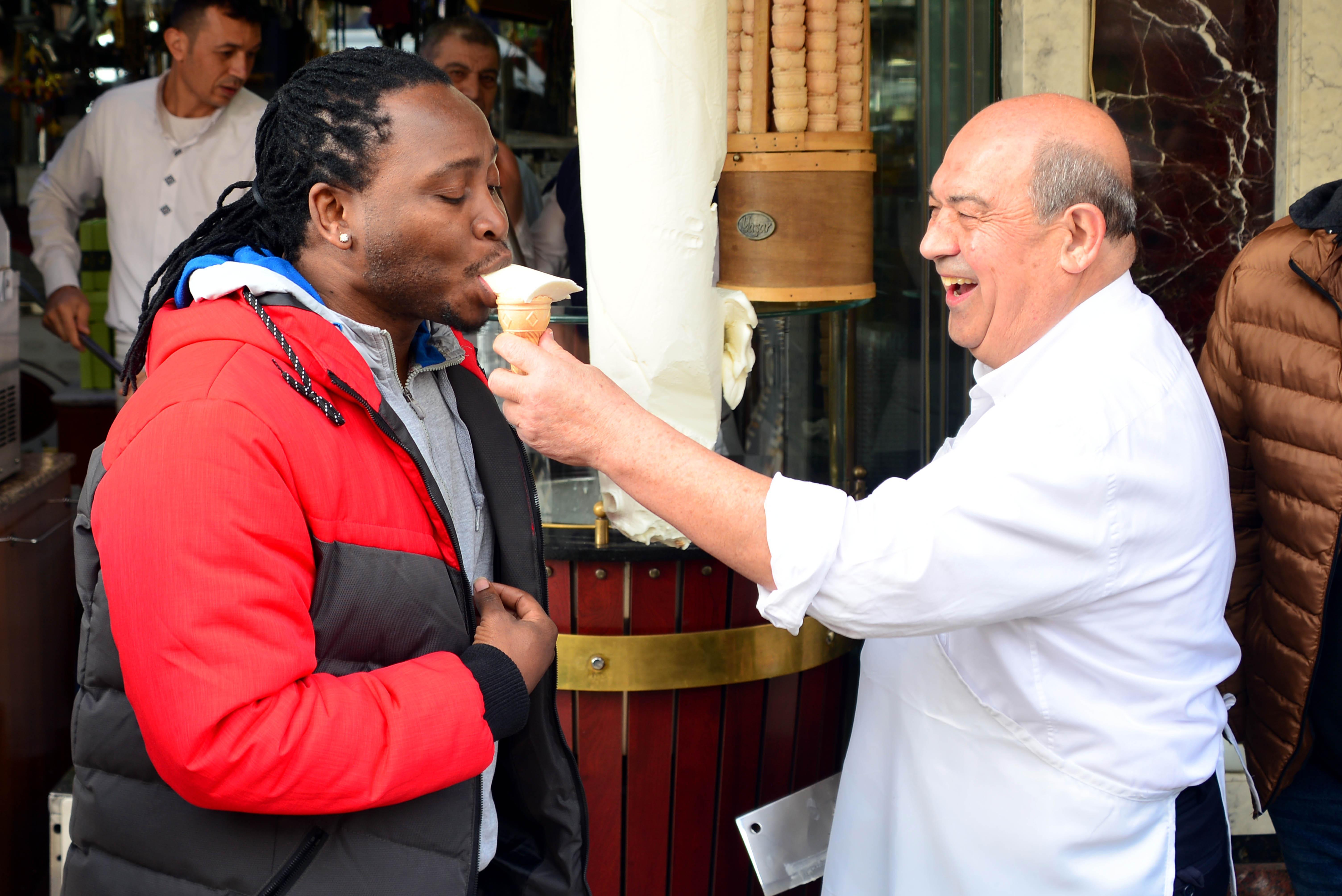 Obayana Max Bendo: Dondurmacıda çalışmıyorum, filmde oynuyorum