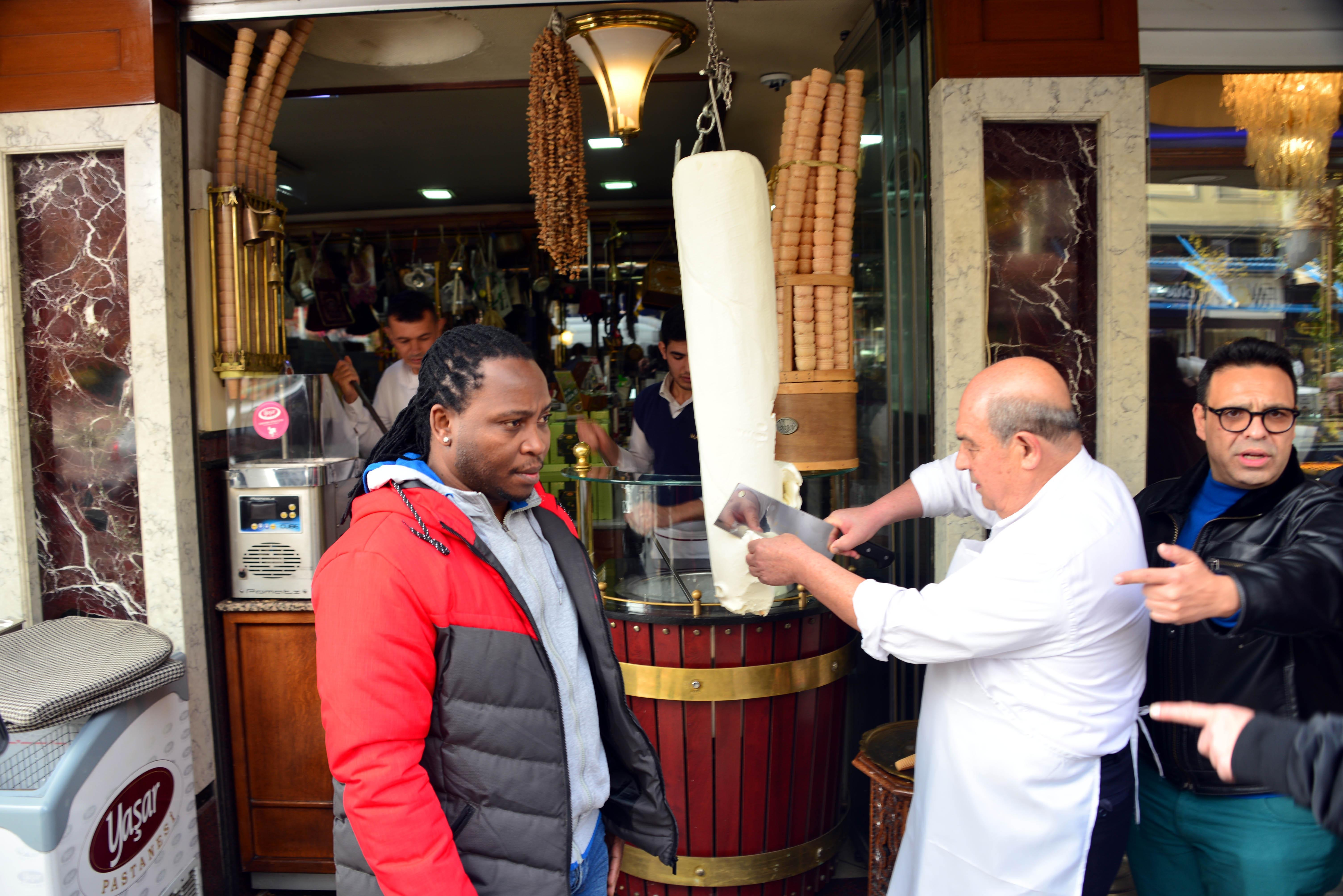 Obayana Max Bendo: Dondurmacıda çalışmıyorum, filmde oynuyorum