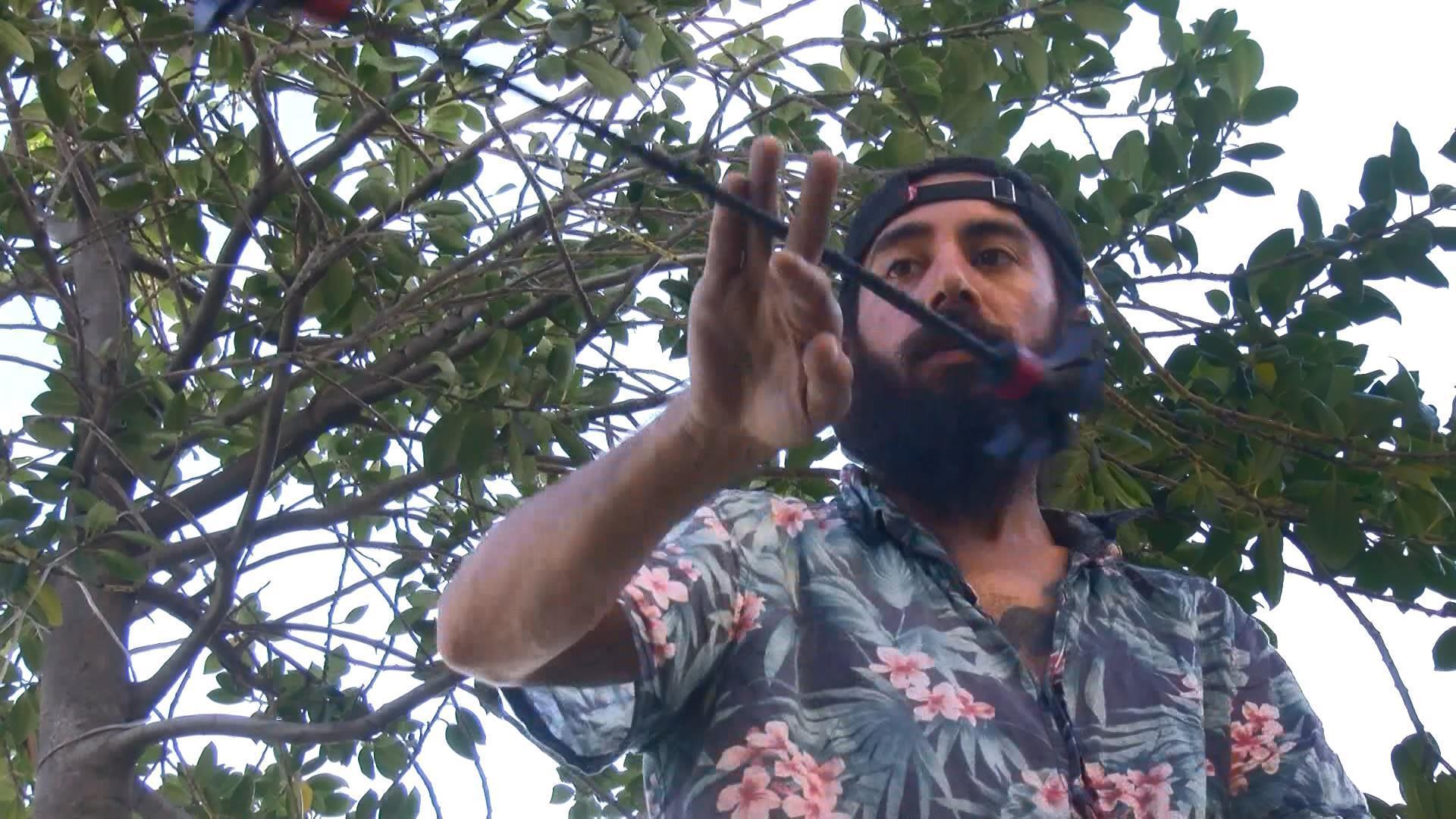 Beylikdüzünde yoldaki şifacıdan kırmızı ışıkta eğlendiren gösteri