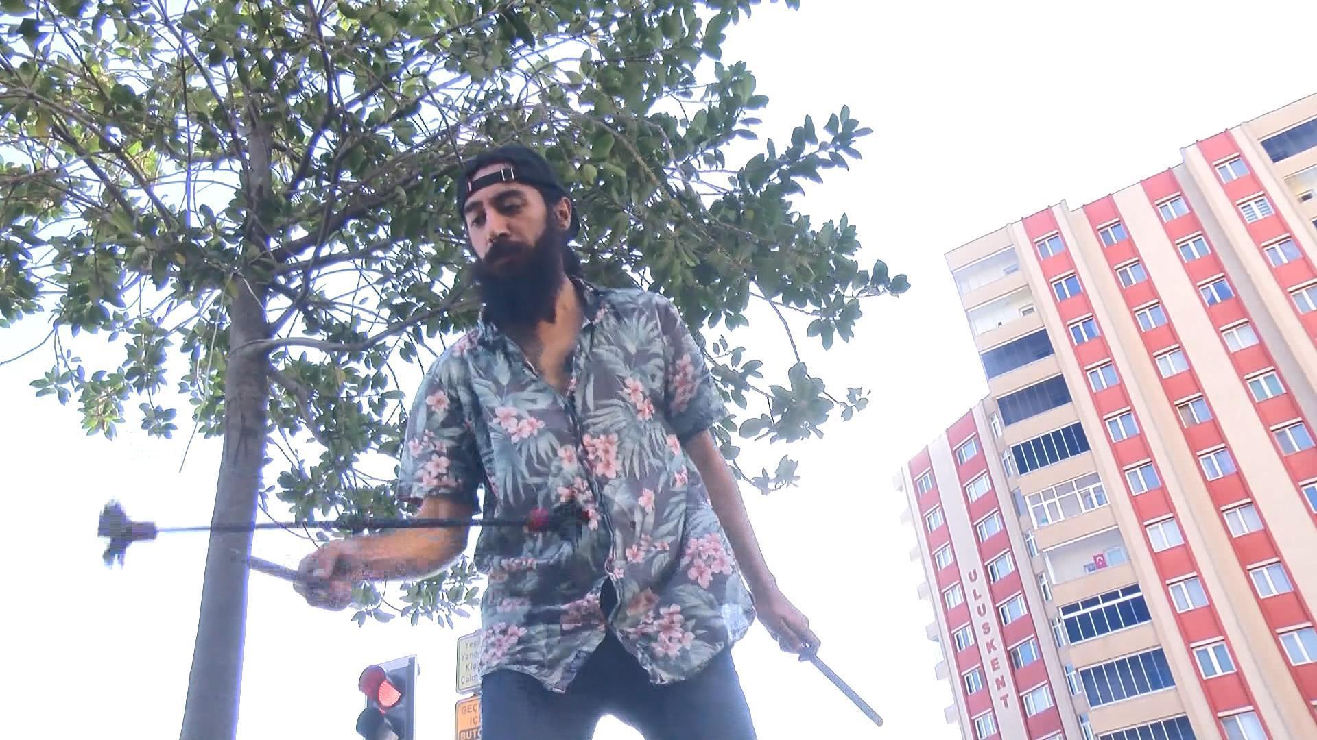 Beylikdüzünde yoldaki şifacıdan kırmızı ışıkta eğlendiren gösteri