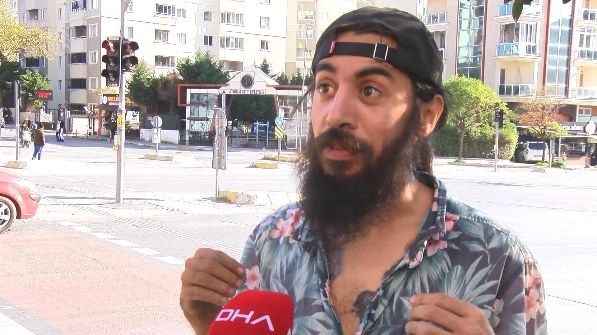 Beylikdüzünde yoldaki şifacıdan kırmızı ışıkta eğlendiren gösteri