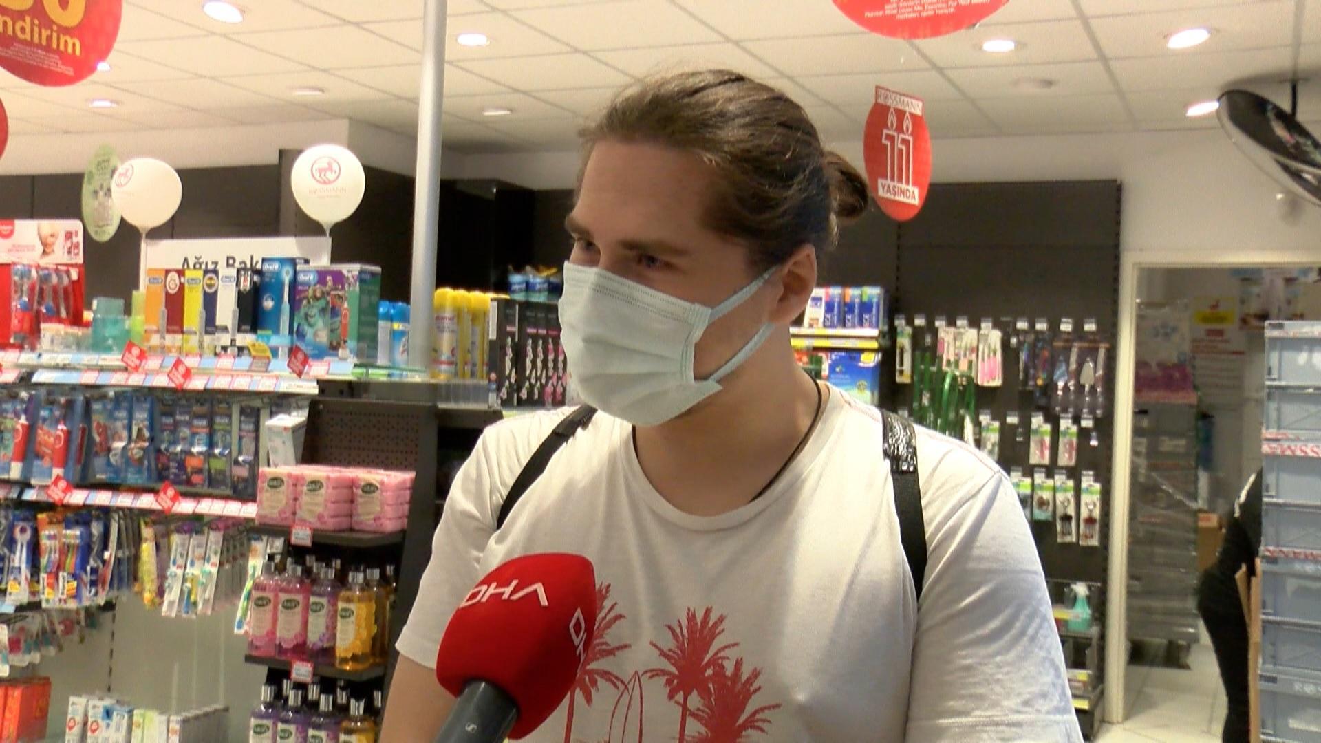 Zorla mama aldıran dilenci kedi