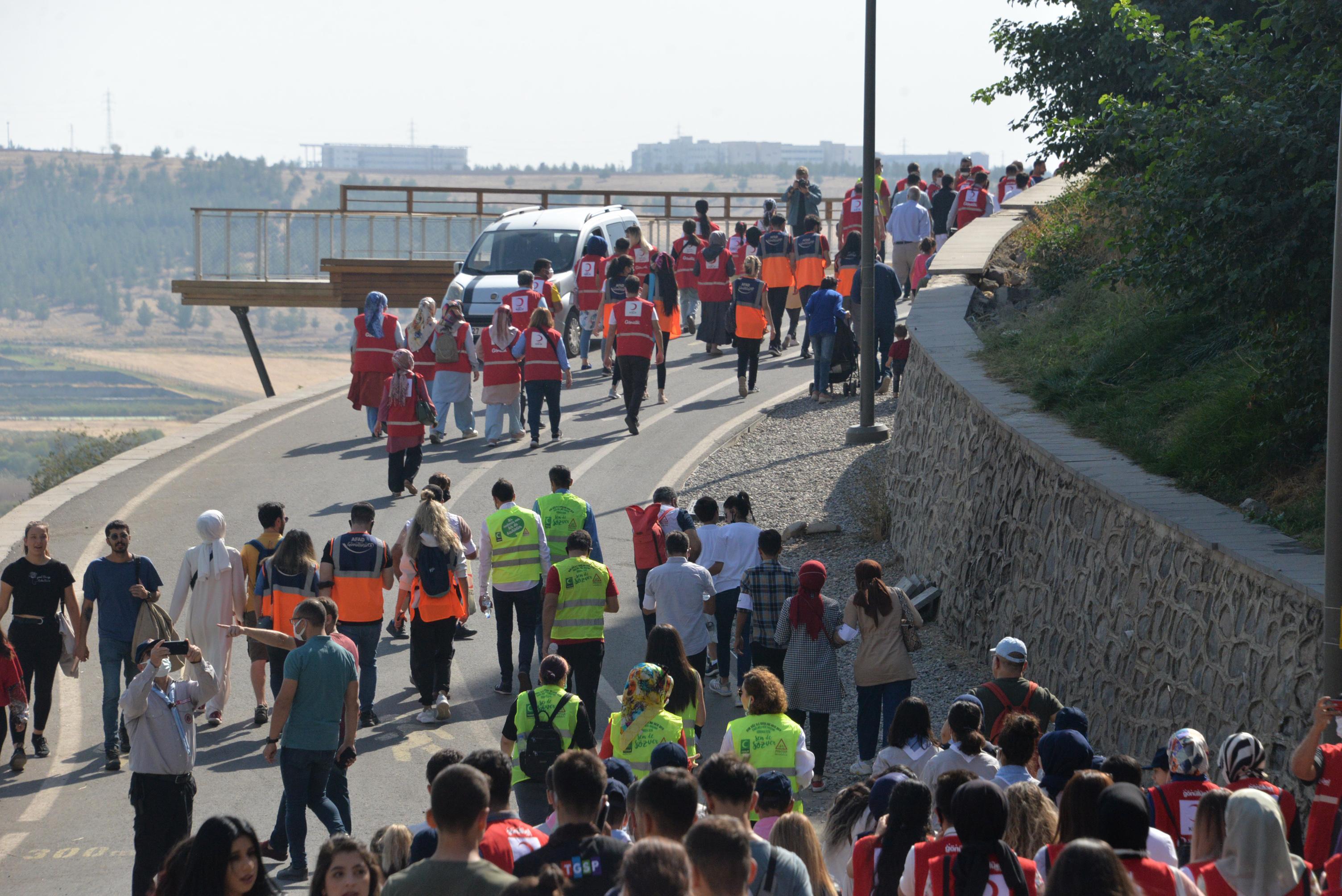 Dünya Yürüyüş Gününde Diyarbakırda yüzlerce kişi yürüdü