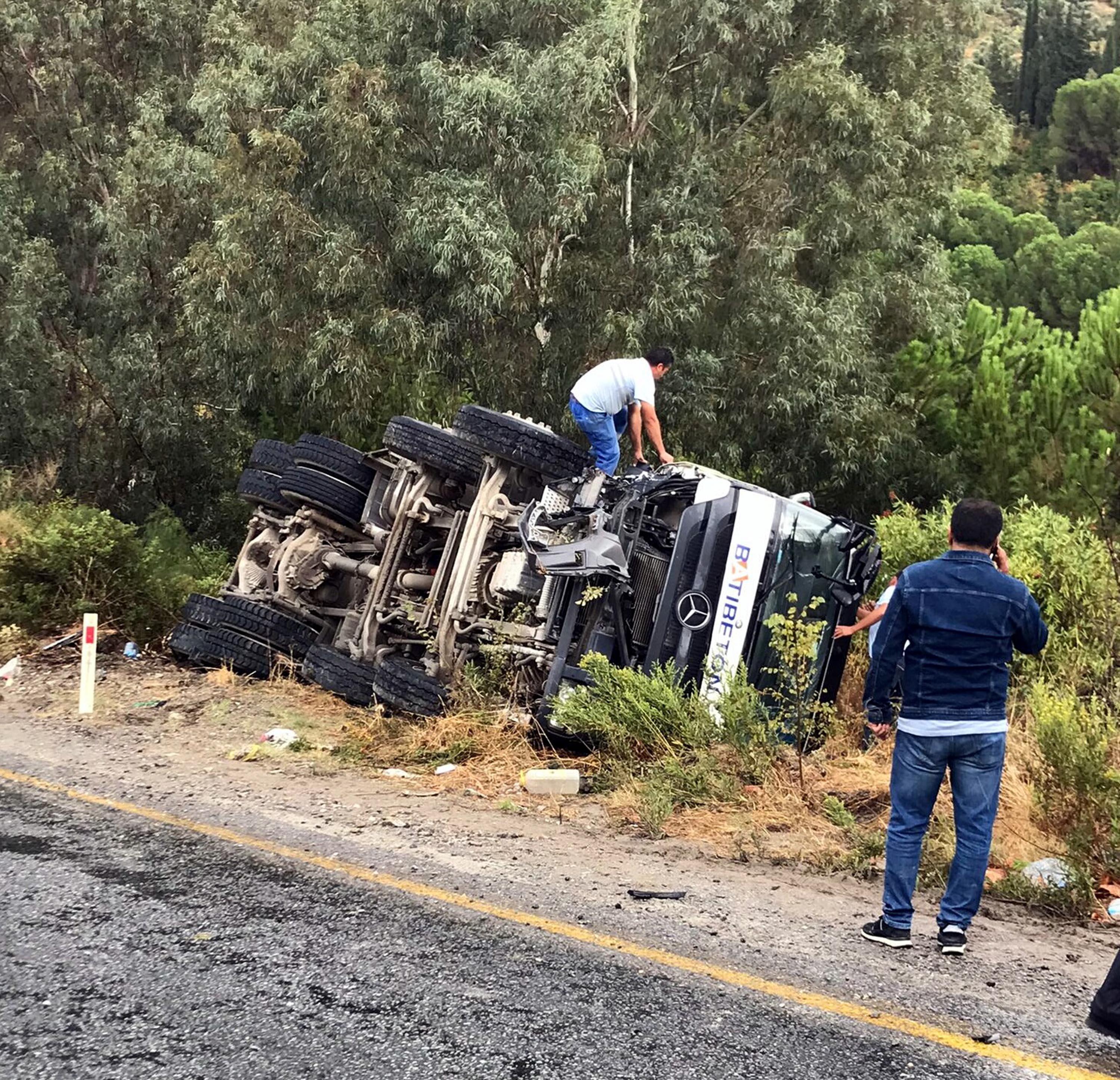 Beton mikseri yolcu minibüsü ile otomobile çarptı: 1 ölü, 6 yaralı
