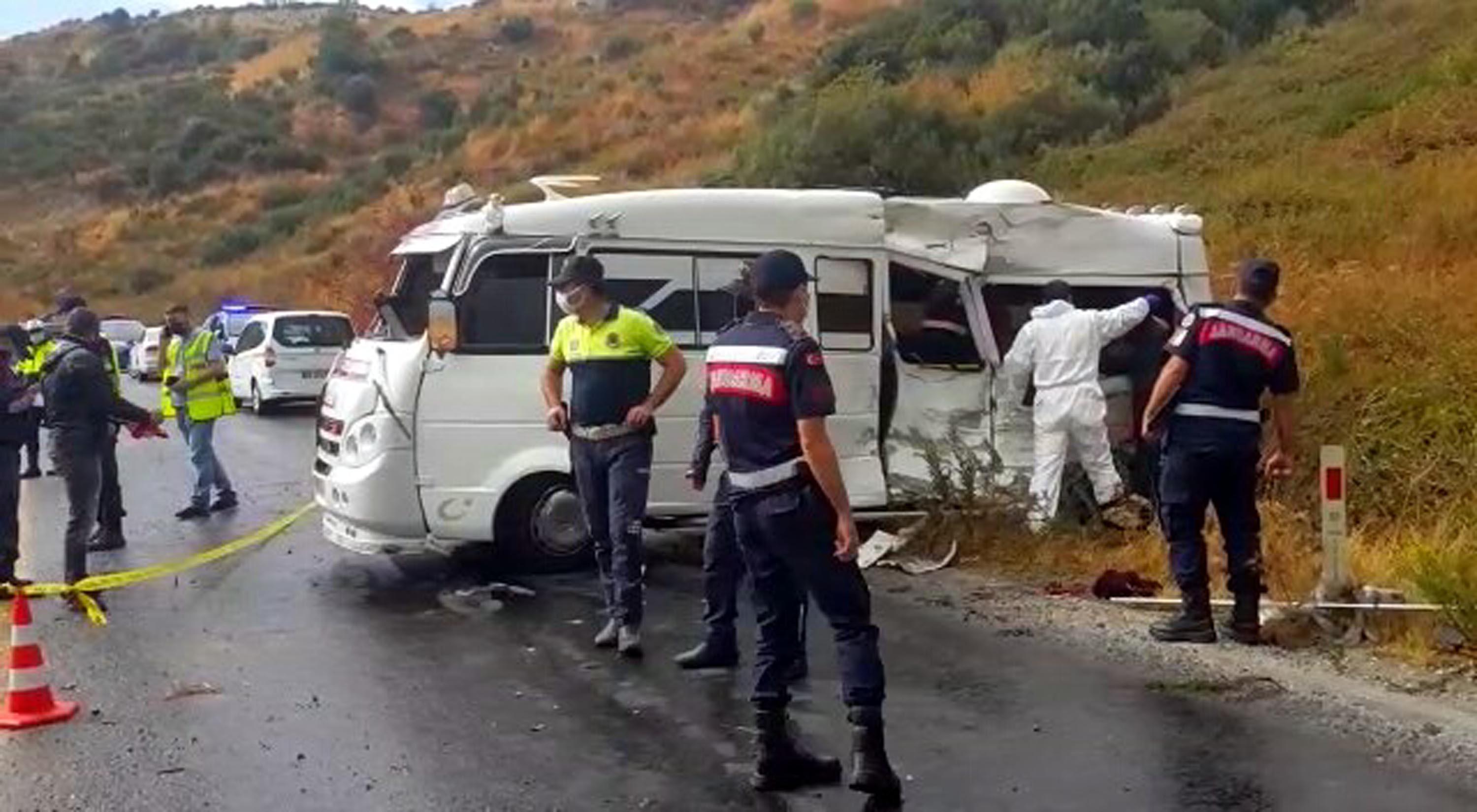 Beton mikseri yolcu minibüsü ile otomobile çarptı: 1 ölü, 6 yaralı