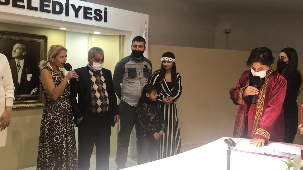 Oğullarıyla aynı anda nikahı kıyılan çiftin torunları da törene katıldı