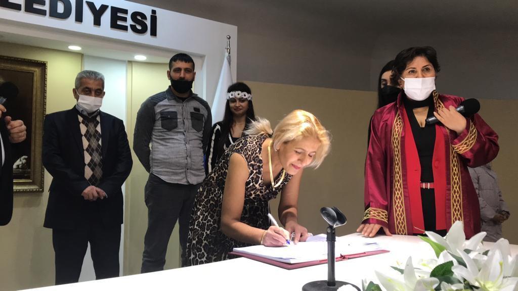 Oğullarıyla aynı anda nikahı kıyılan çiftin torunları da törene katıldı