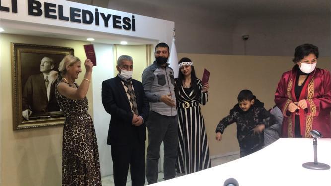 Oğullarıyla aynı anda nikahı kıyılan çiftin torunları da törene katıldı