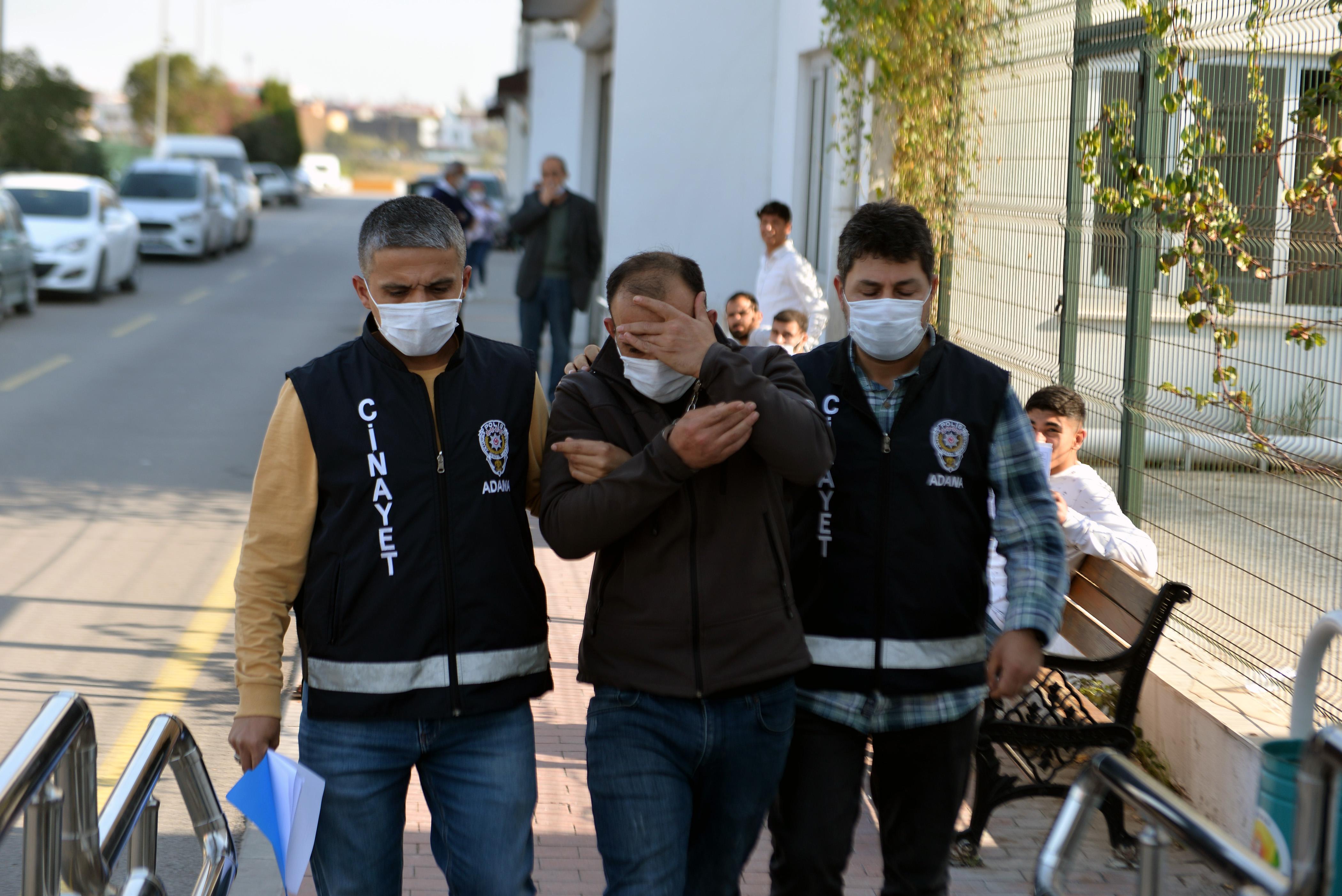 Komşuların bıçaklı kavgasının altından kapı zili tartışması çıktı