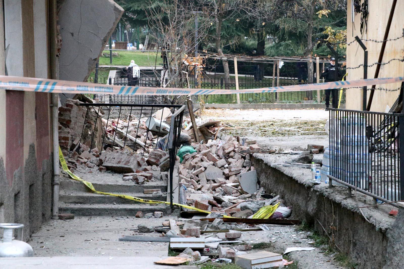 Ankarada patlama sonucu 2 kişinin öldüğü, 4 kişinin yaralandığı bina yıkılıyor