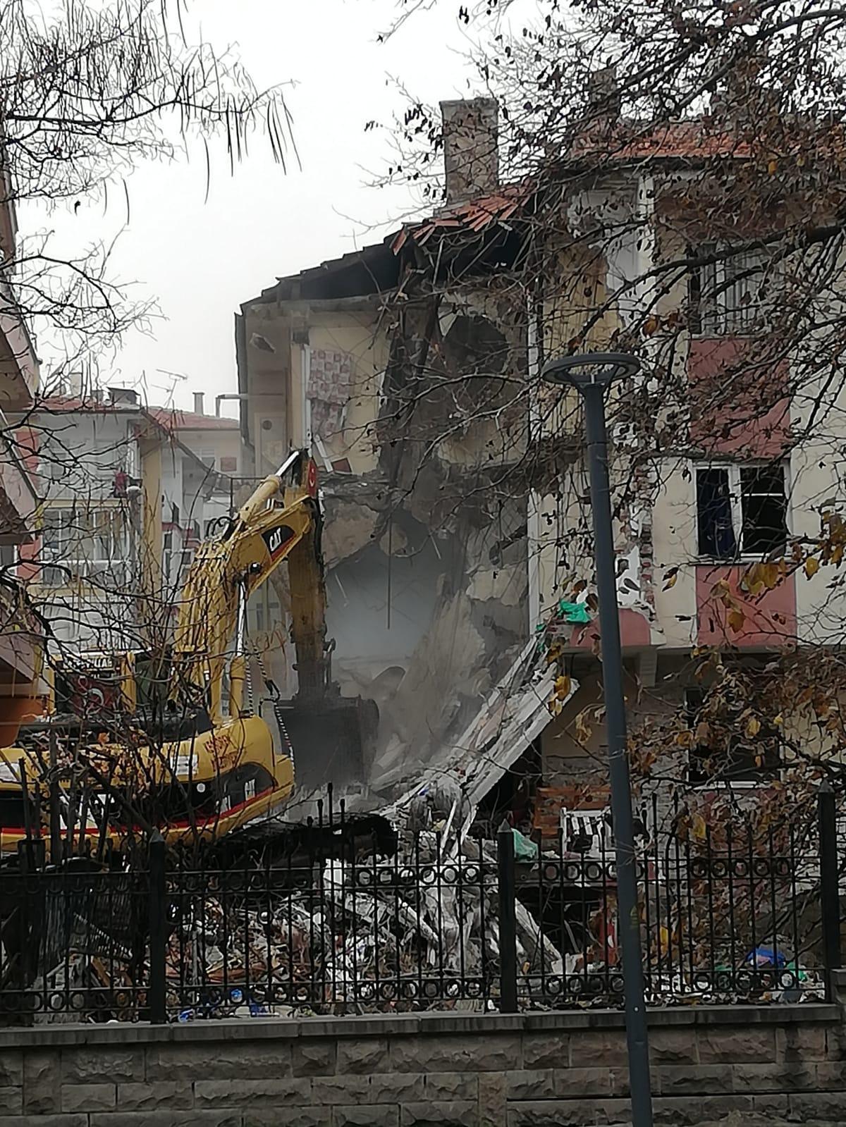 Ankarada patlama sonucu 2 kişinin öldüğü, 4 kişinin yaralandığı bina yıkılıyor