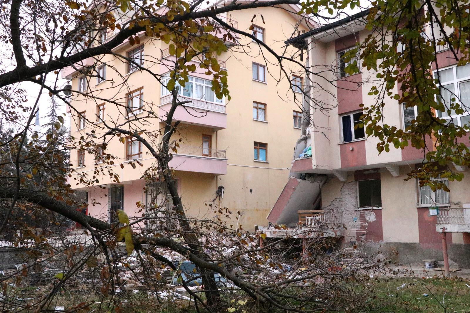 Ankarada patlama sonucu 2 kişinin öldüğü, 4 kişinin yaralandığı bina yıkılıyor