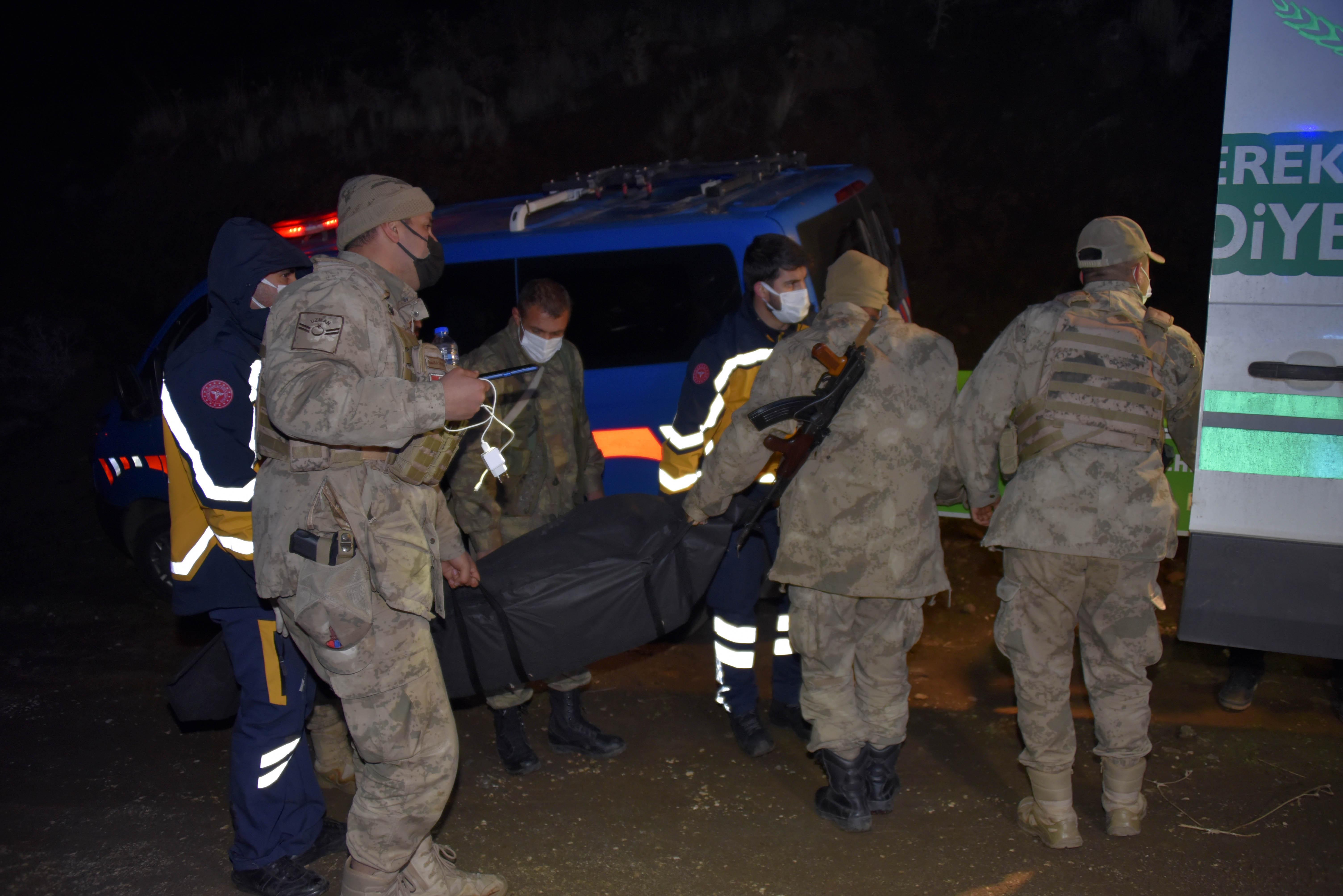 Hafif ticari araç uçuruma yuvarlandı; 1i bebek, 2 ölü, 6 yaralı