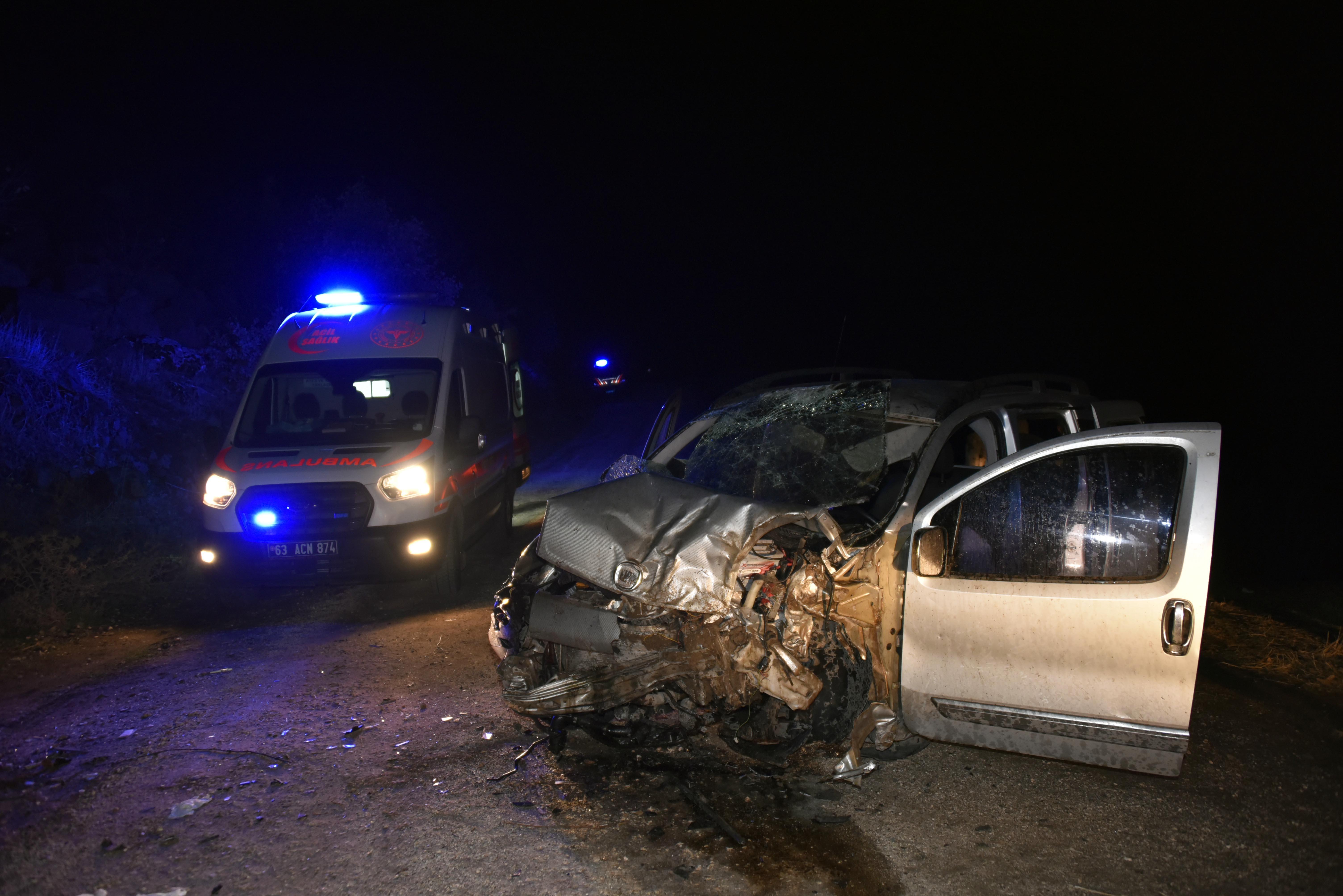 Hafif ticari araç uçuruma yuvarlandı; 1i bebek, 2 ölü, 6 yaralı