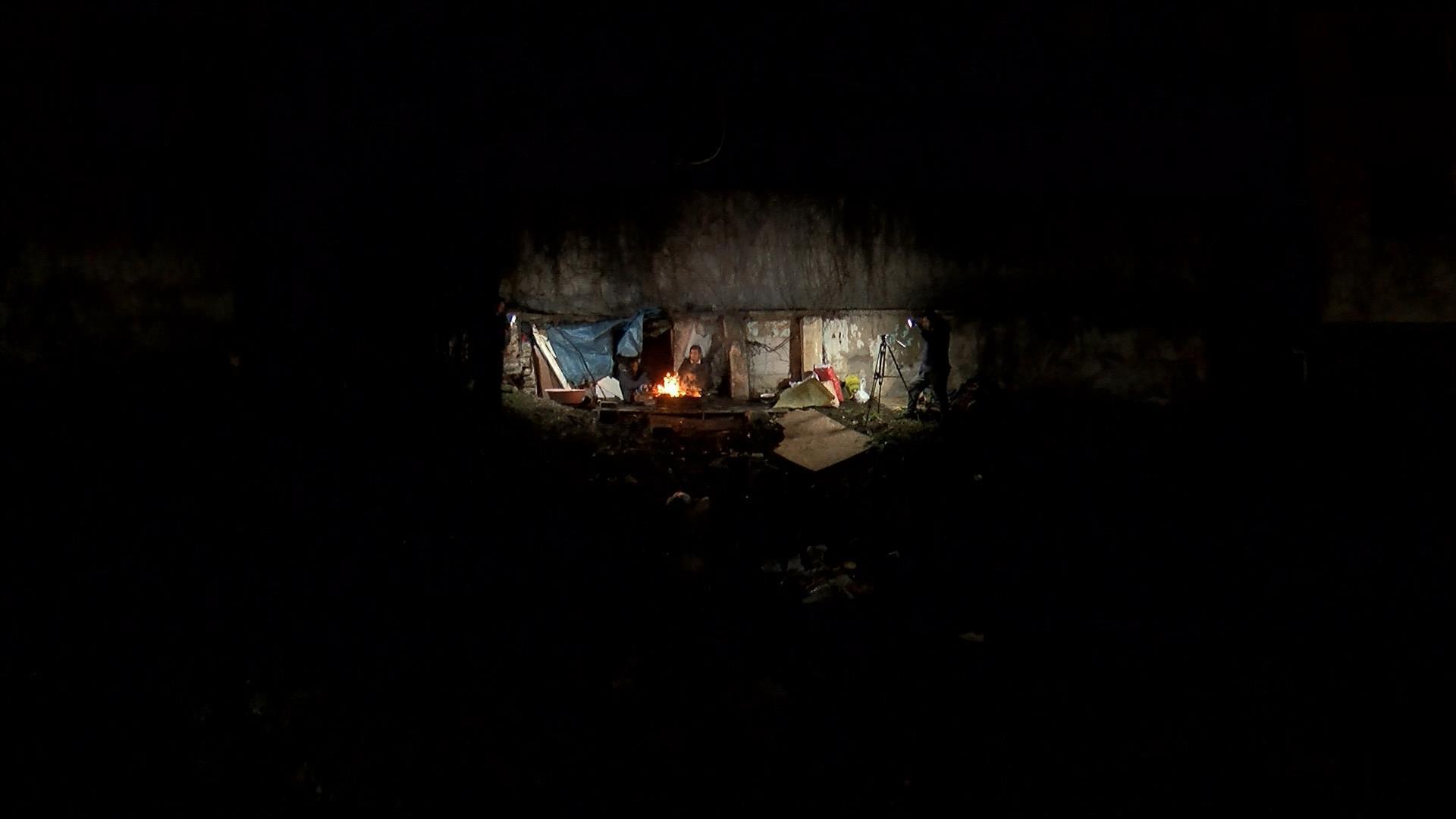 Eşi ve 3 yaşındaki kızıyla mağara gibi depoda yaşıyor