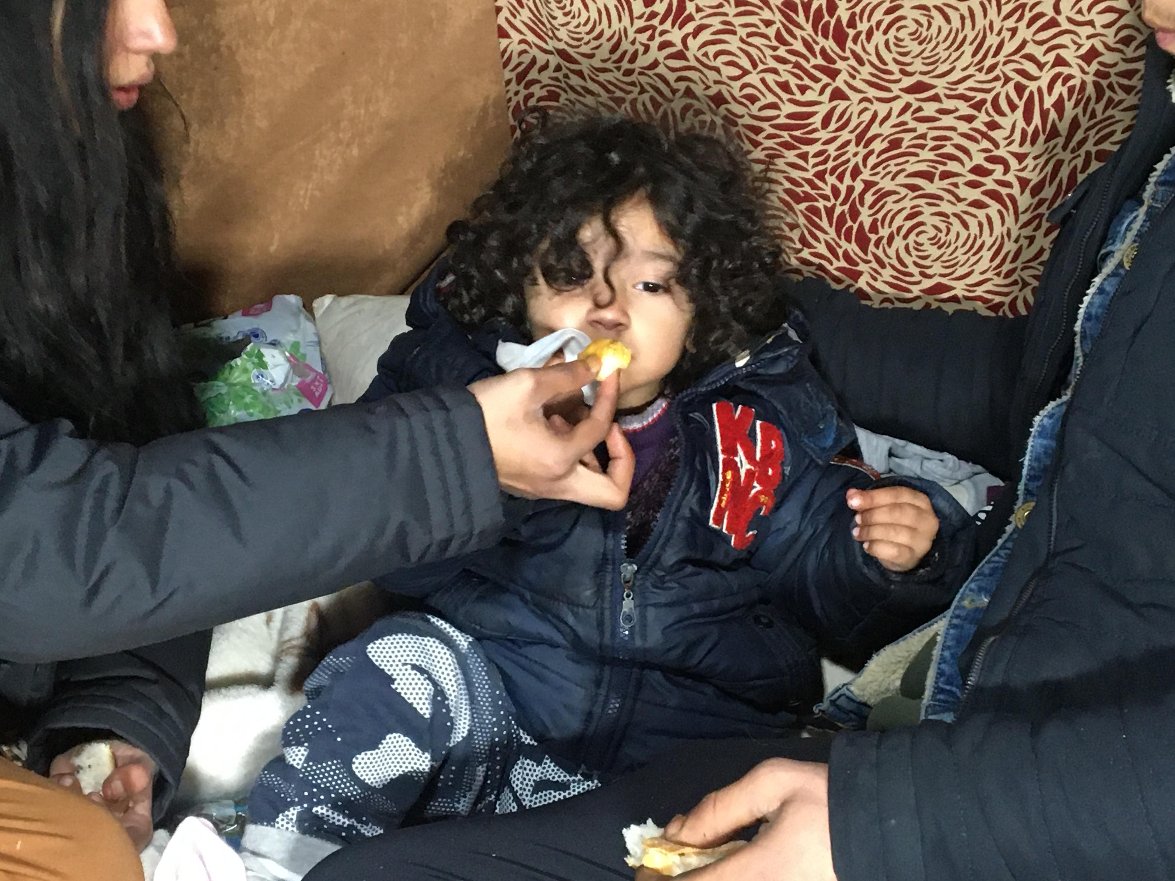 Eşi ve 3 yaşındaki kızıyla mağara gibi depoda yaşıyor