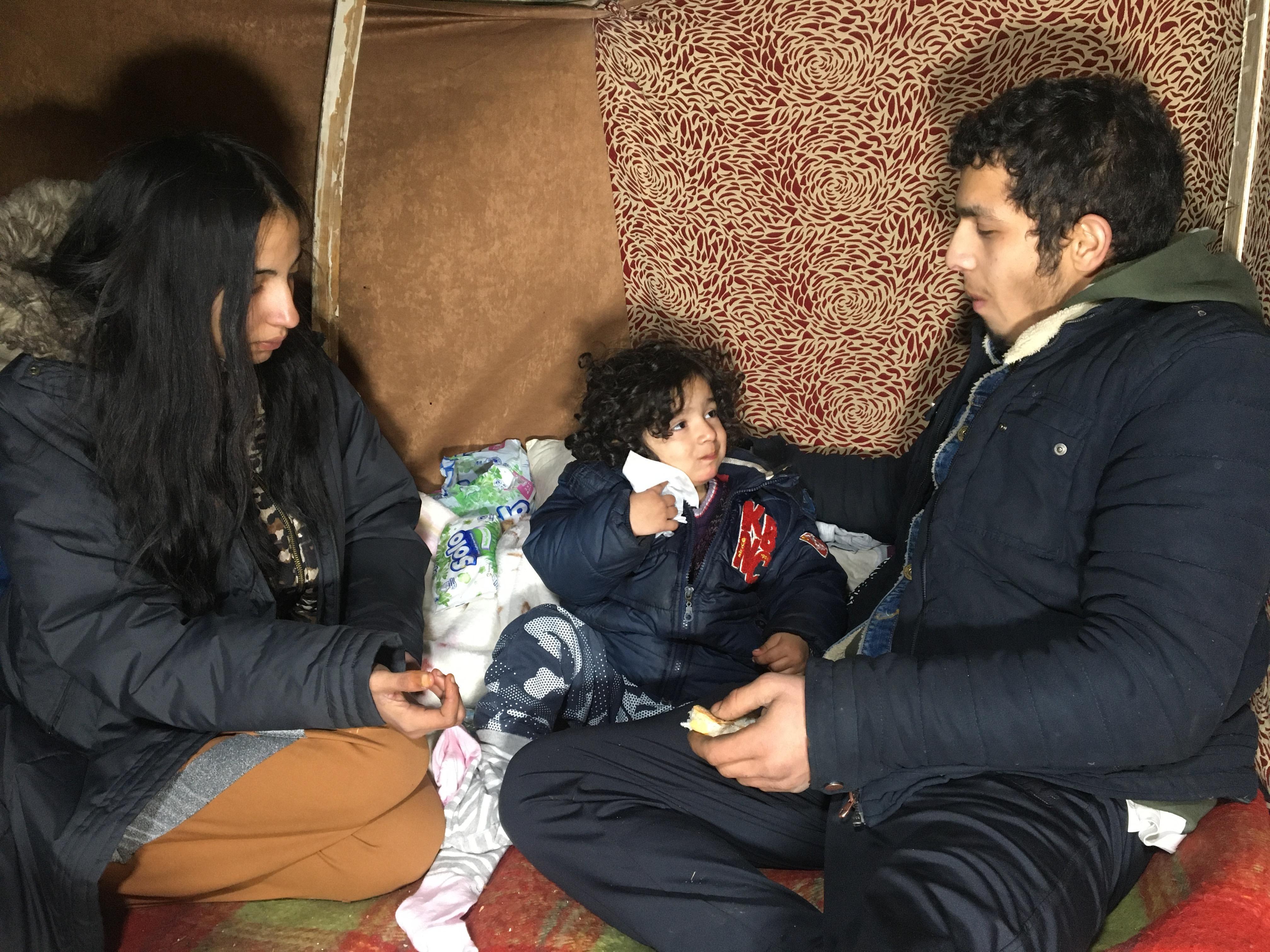 Eşi ve 3 yaşındaki kızıyla mağara gibi depoda yaşıyor