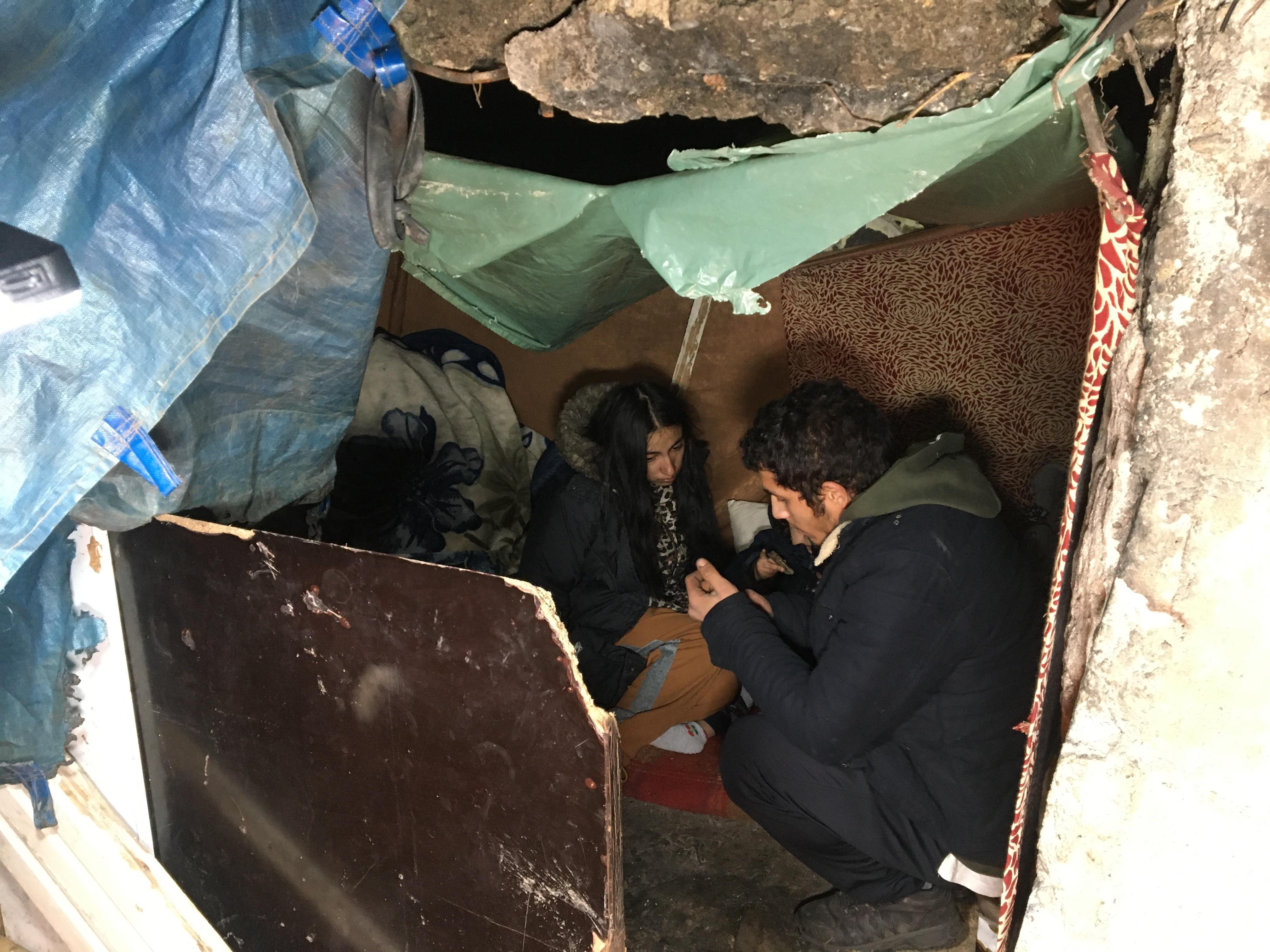 Eşi ve 3 yaşındaki kızıyla mağara gibi depoda yaşıyor